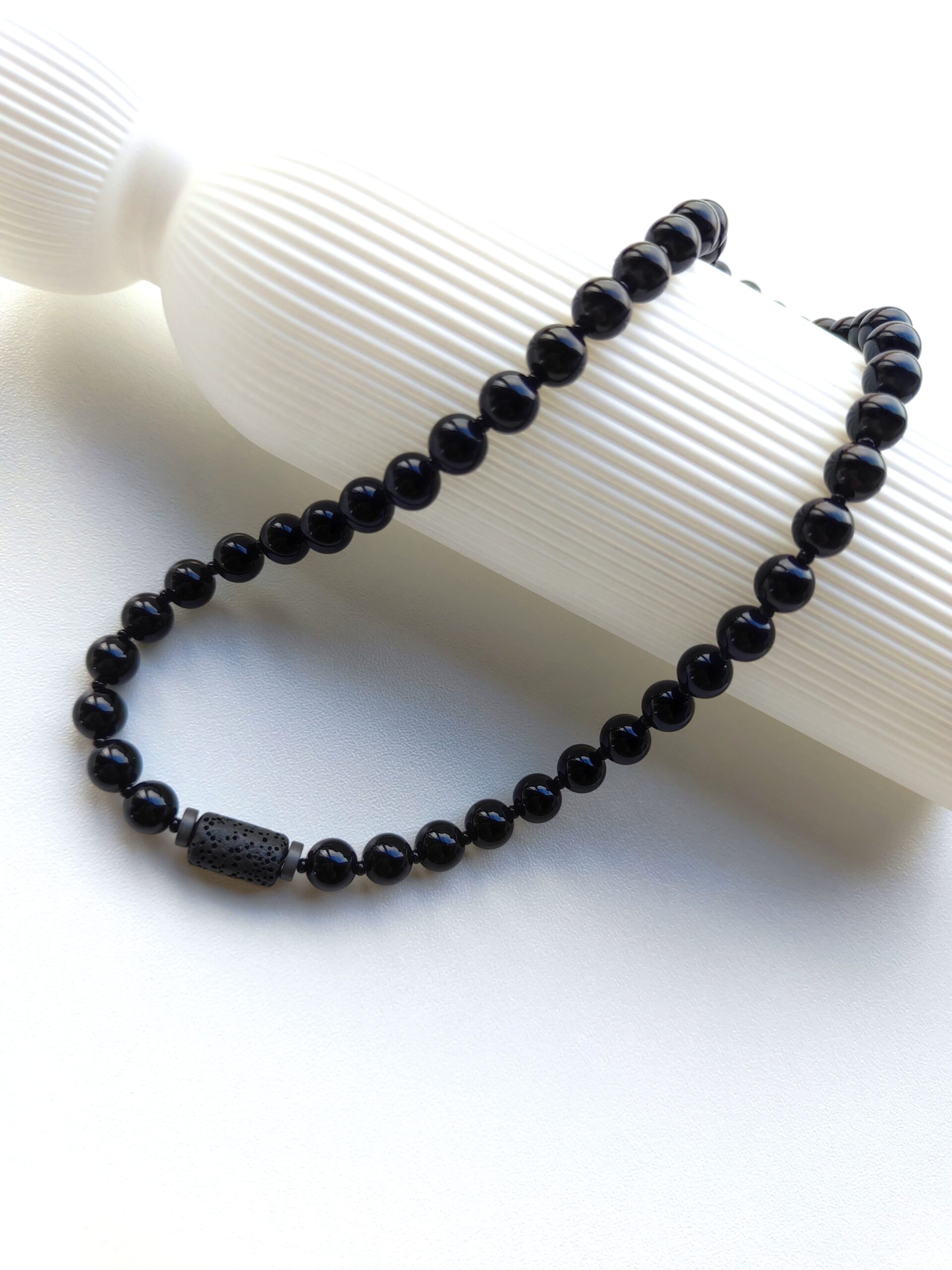 Onikso vėrinys su lavos akcentu