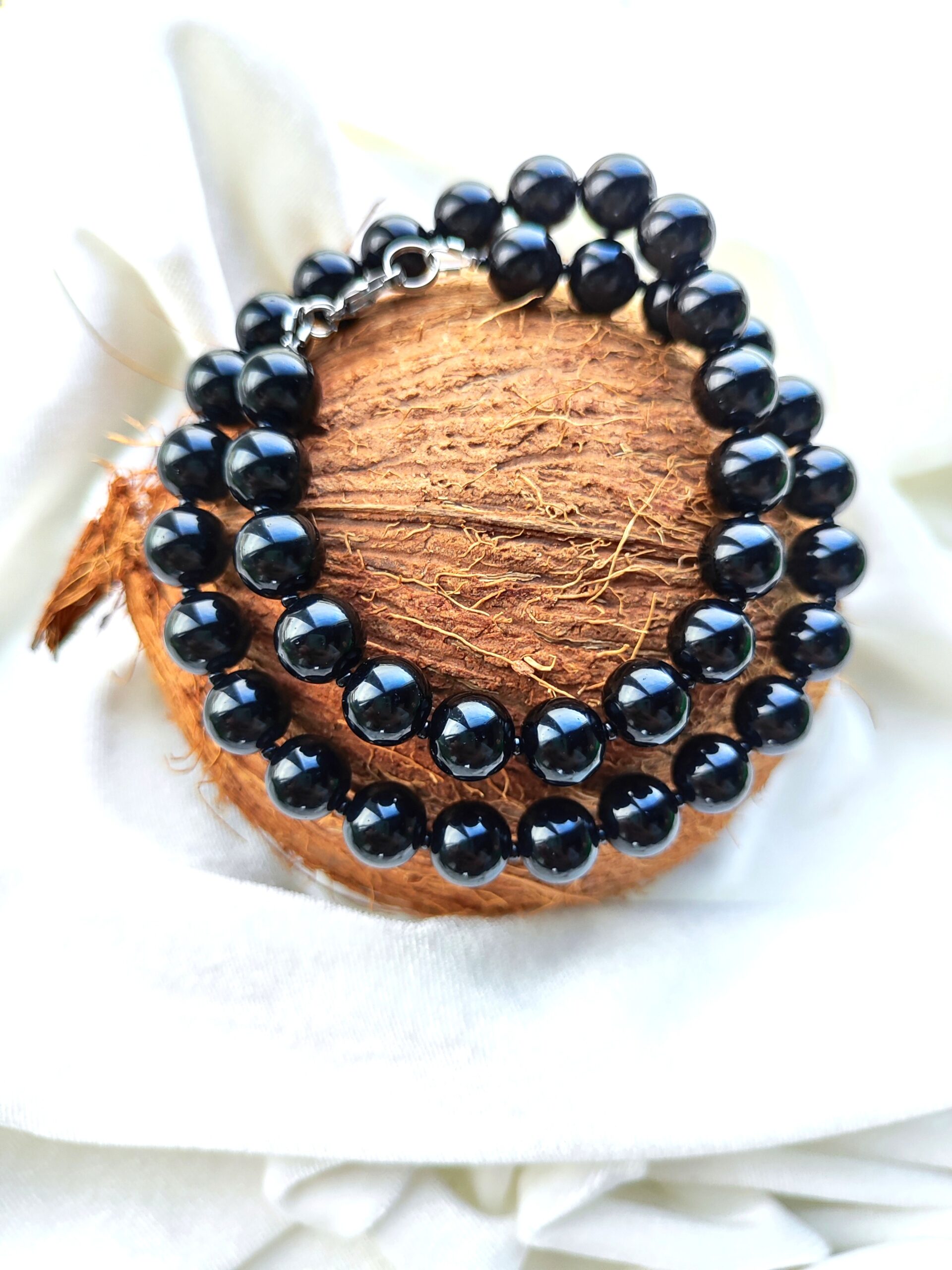 Blizgaus onikso kaklo papuošalas