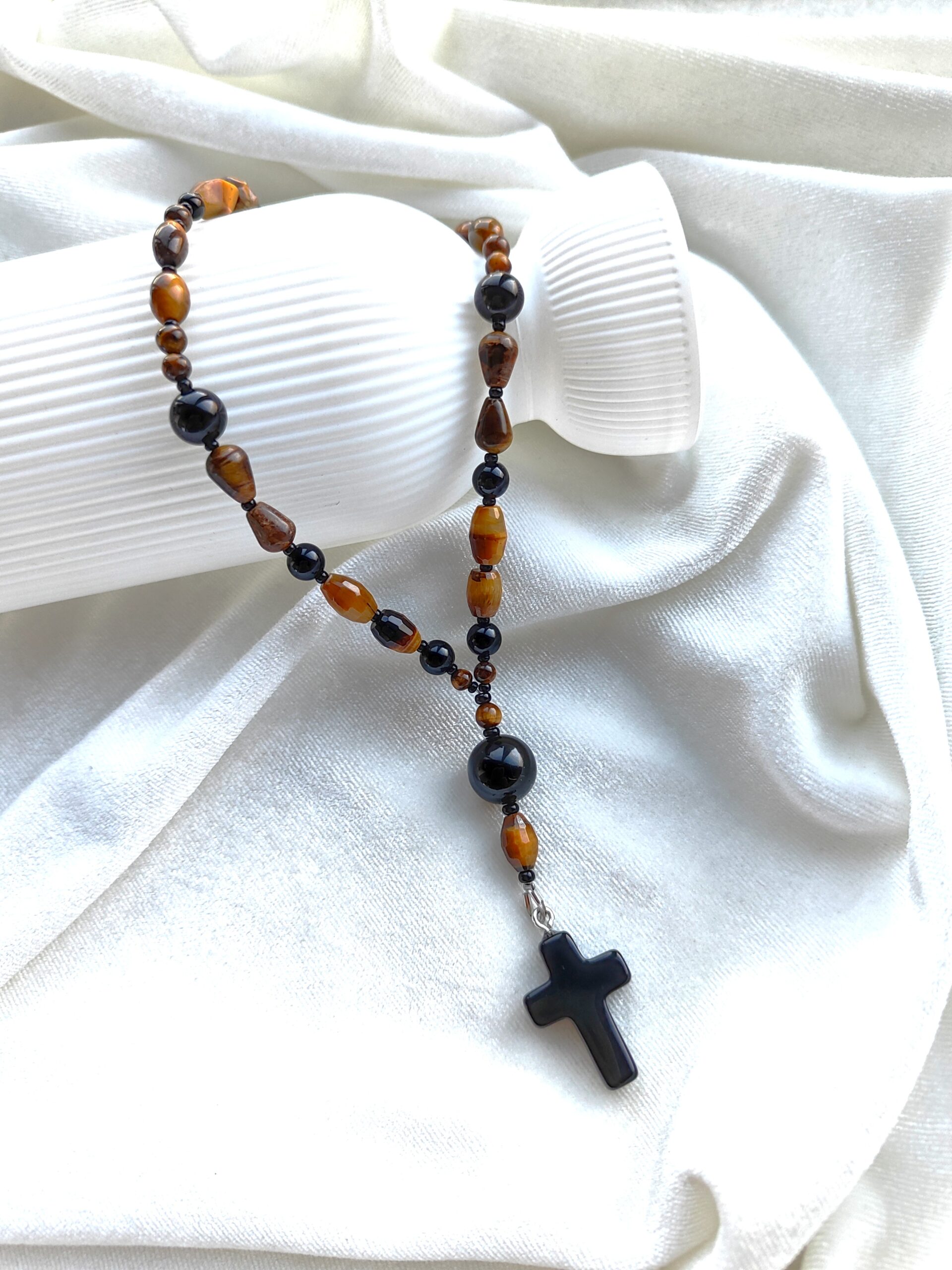 Vyriškas kaklo papuošalas su tigro akim