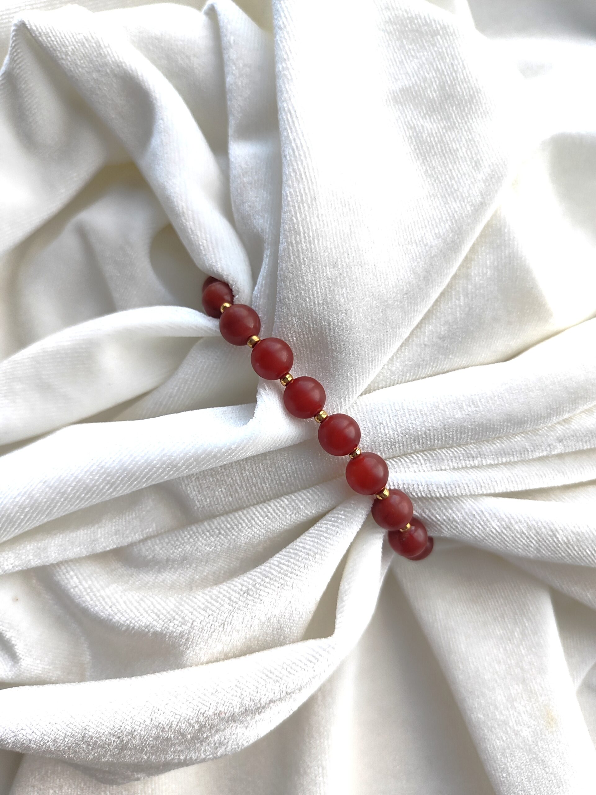 Matinio karneolio apyrankė