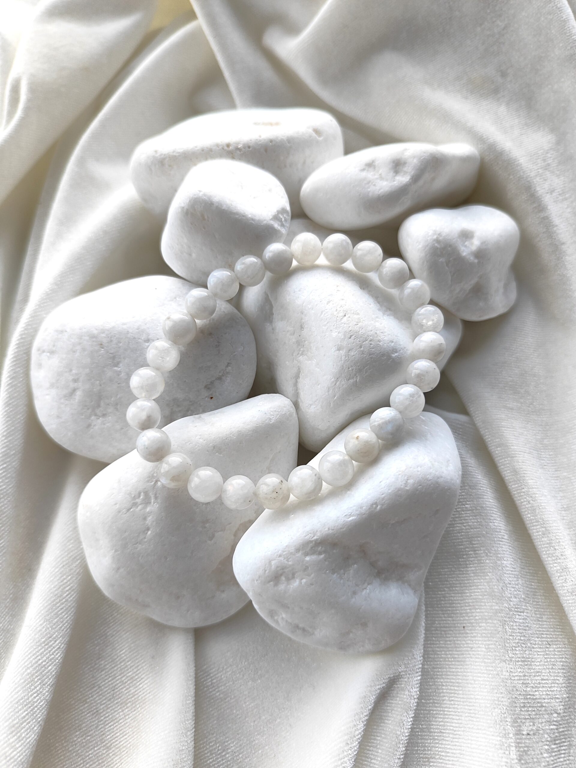 Natūralaus mėnulio akmens apyrankė