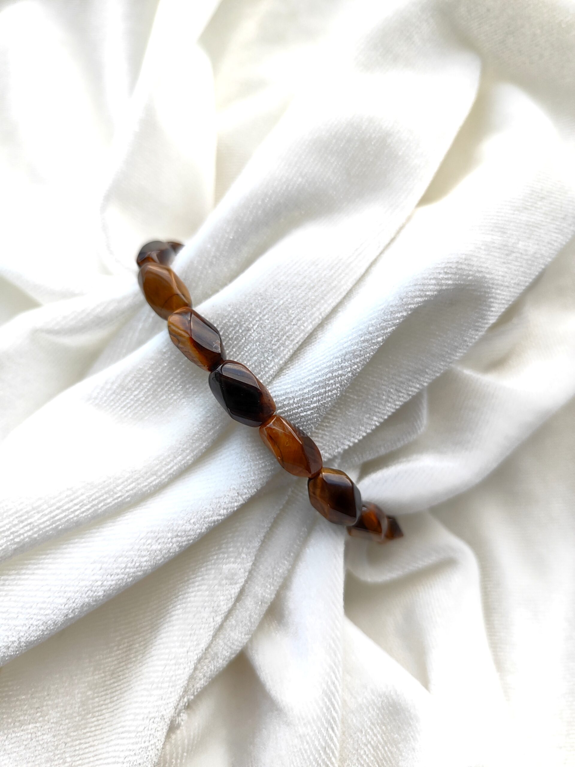 Netaisyklingos formos tigro akies apyrankė