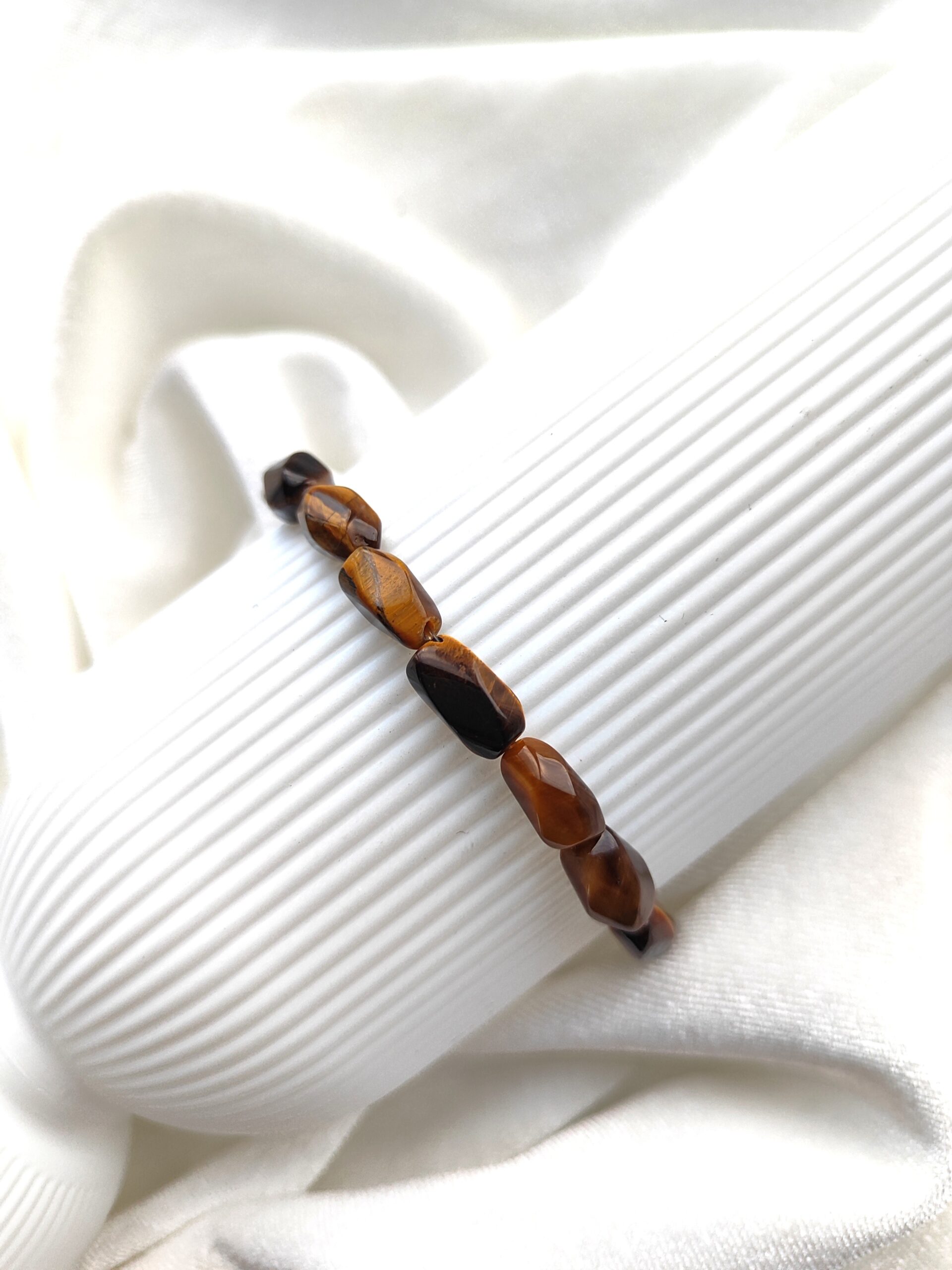 Netaisyklingos formos tigro akies apyrankė