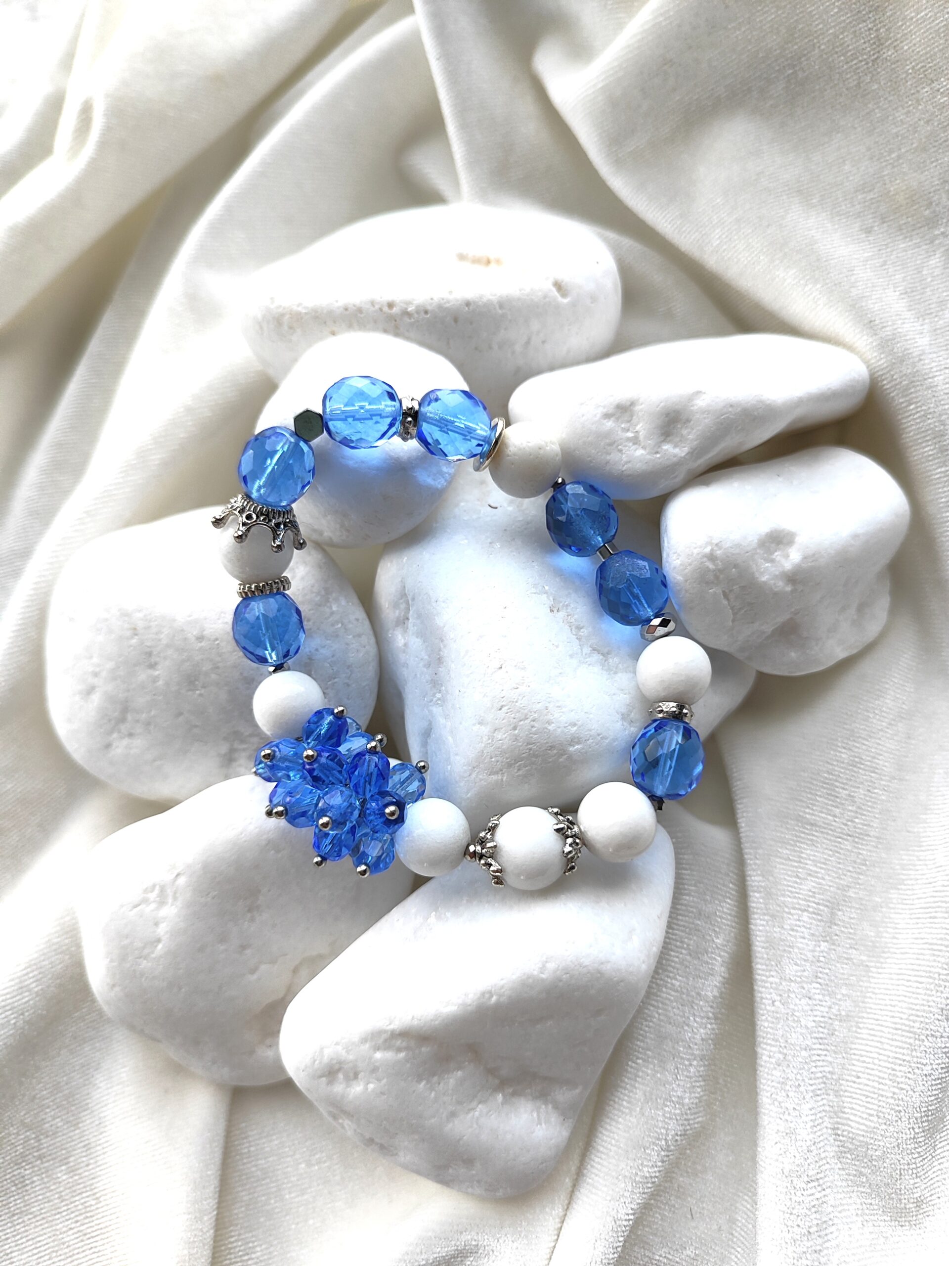 Puošni žadeito ir čekiško stiklo apyrankė