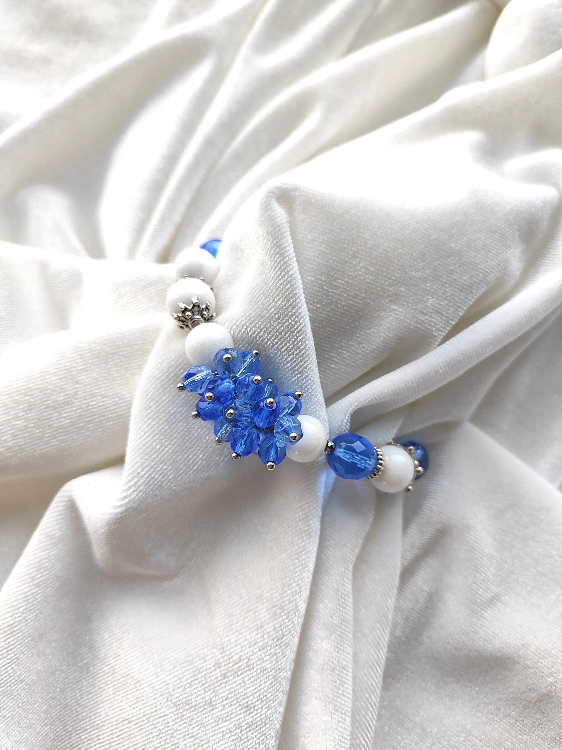 Puošni žadeito ir čekiško stiklo apyrankė