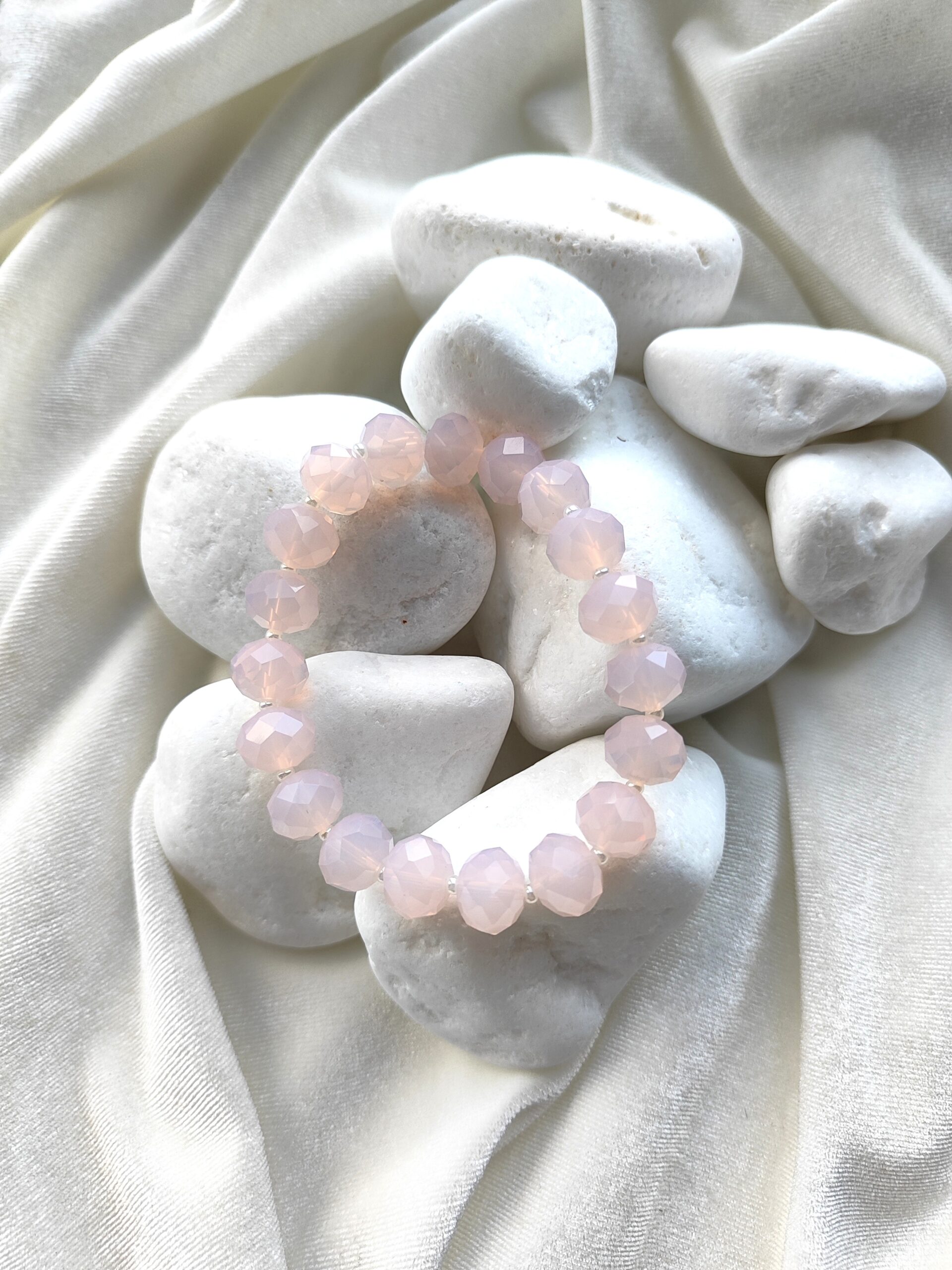 Pastelinės spalvos kristalų apyrankė