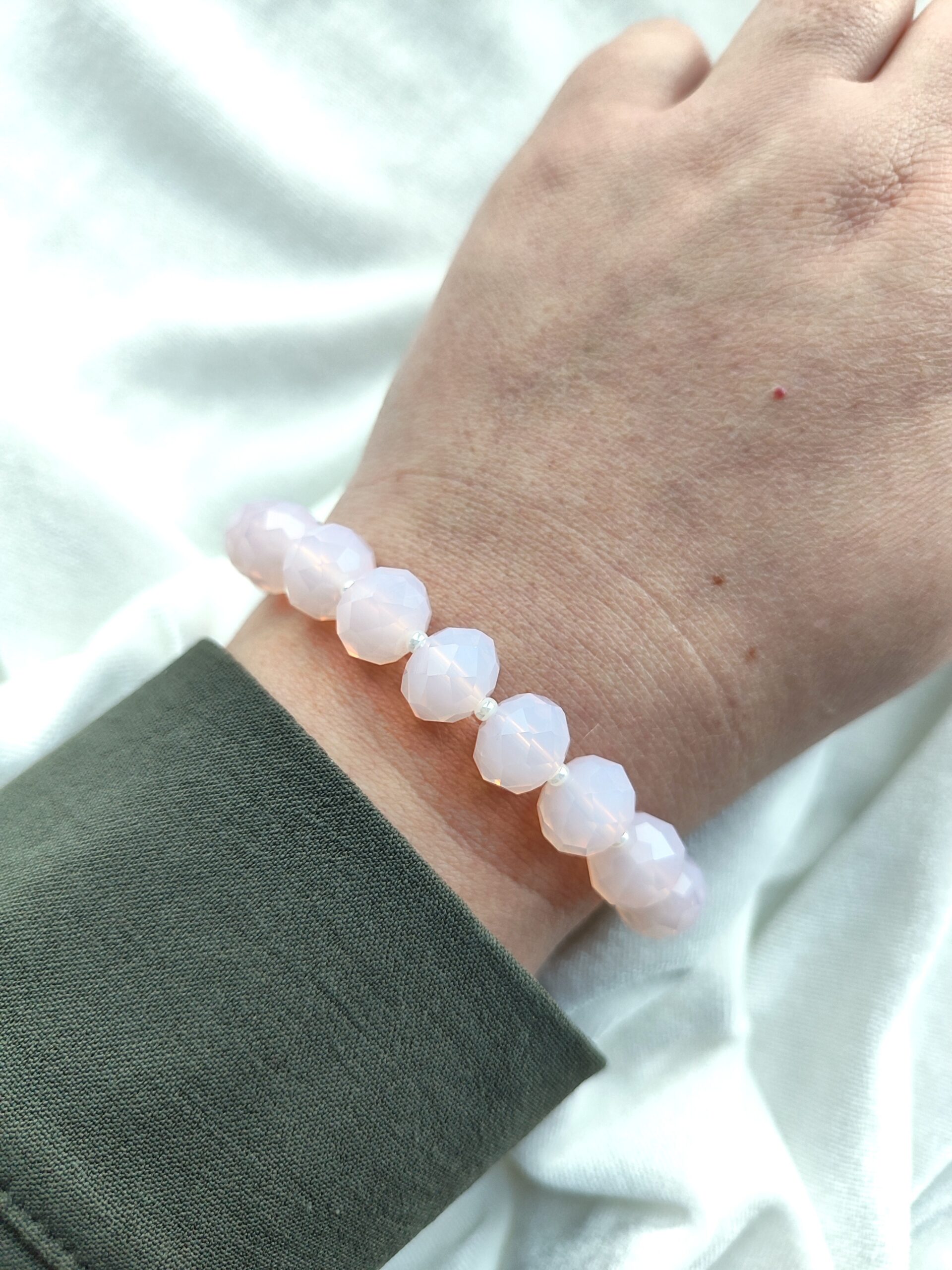 Pastelinės spalvos kristalų apyrankė