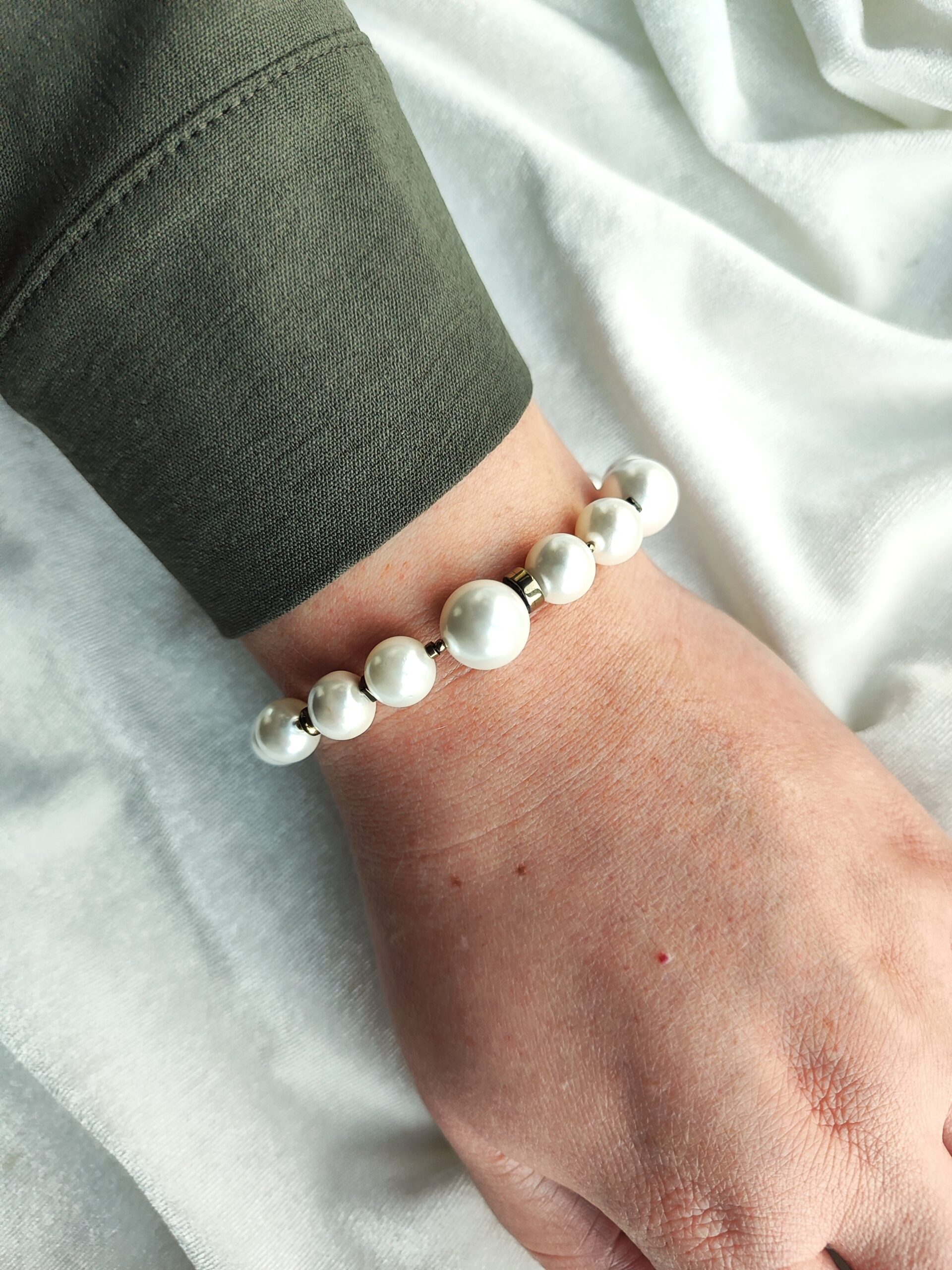 Perlų masės ir hematito apyrankė