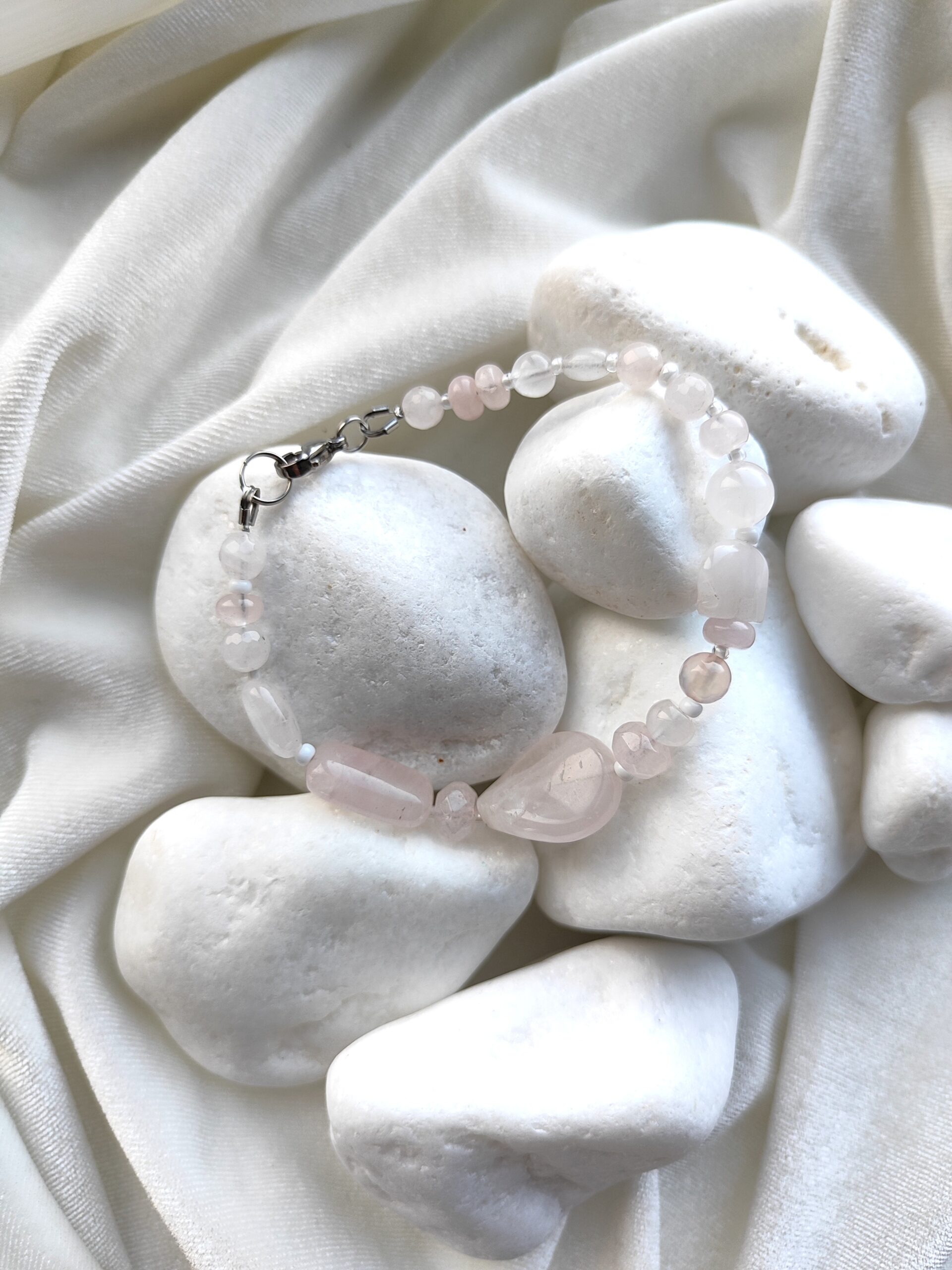 Įvairių formų rožinio kvarco apyrankė