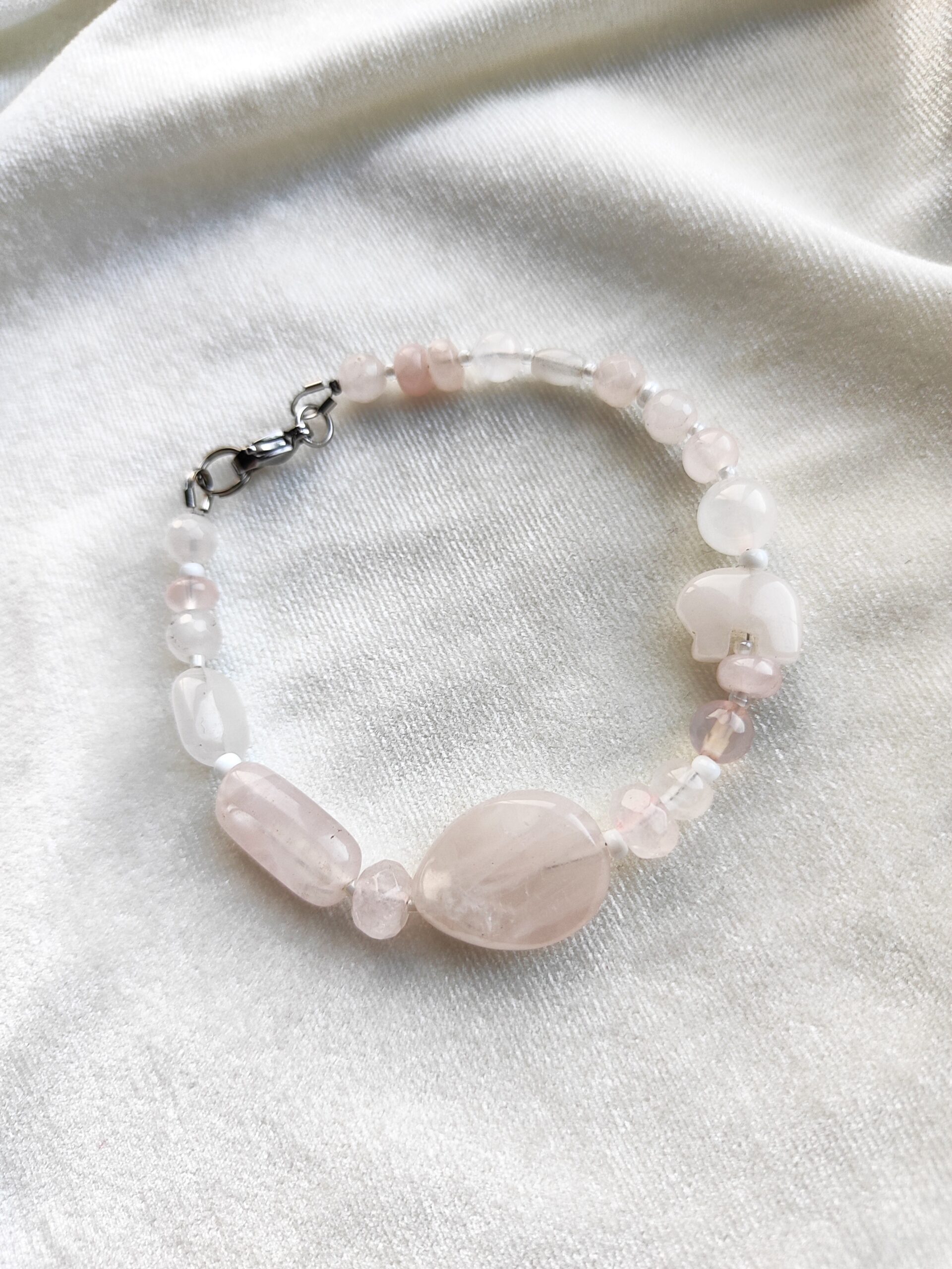 Įvairių formų rožinio kvarco apyrankė