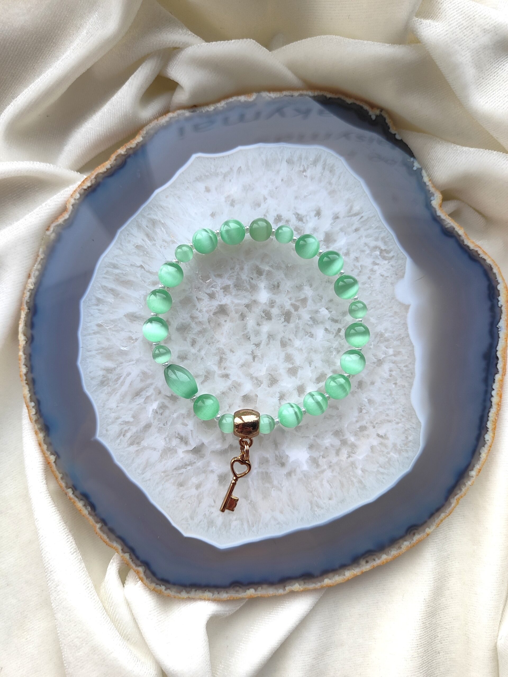 Šviesiai žalios spalvos katės akies apyrankė