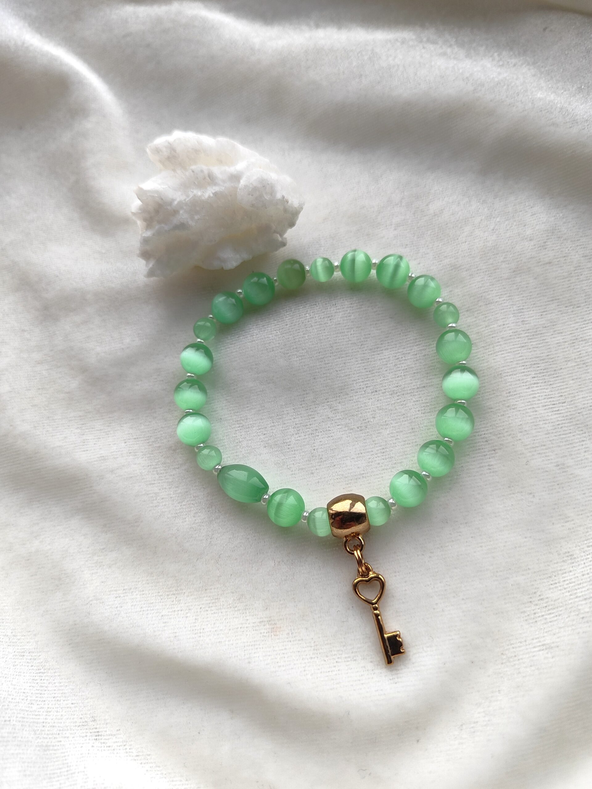 Šviesiai žalios spalvos katės akies apyrankė