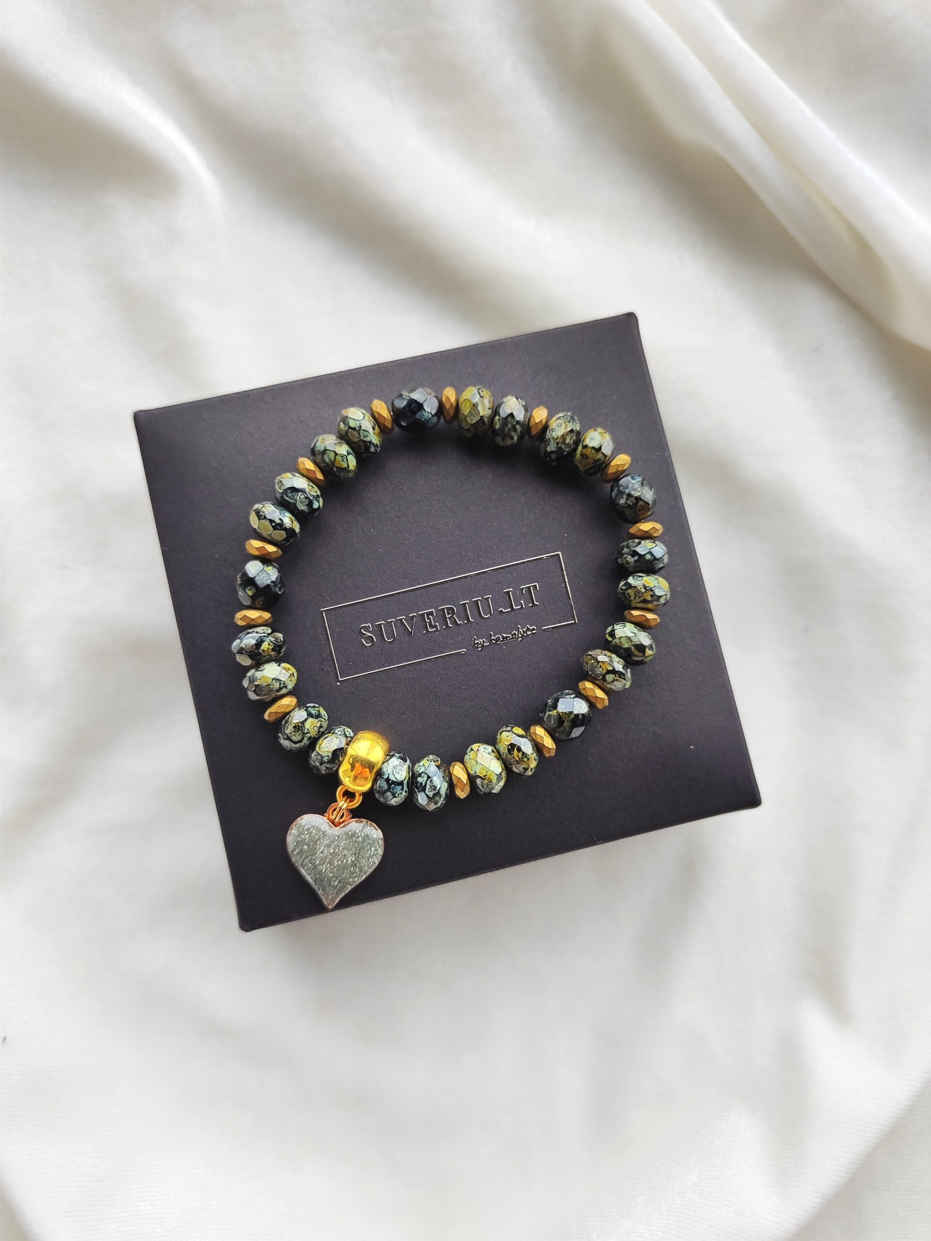 Čekiško stiklo apyrankė su pakabuku