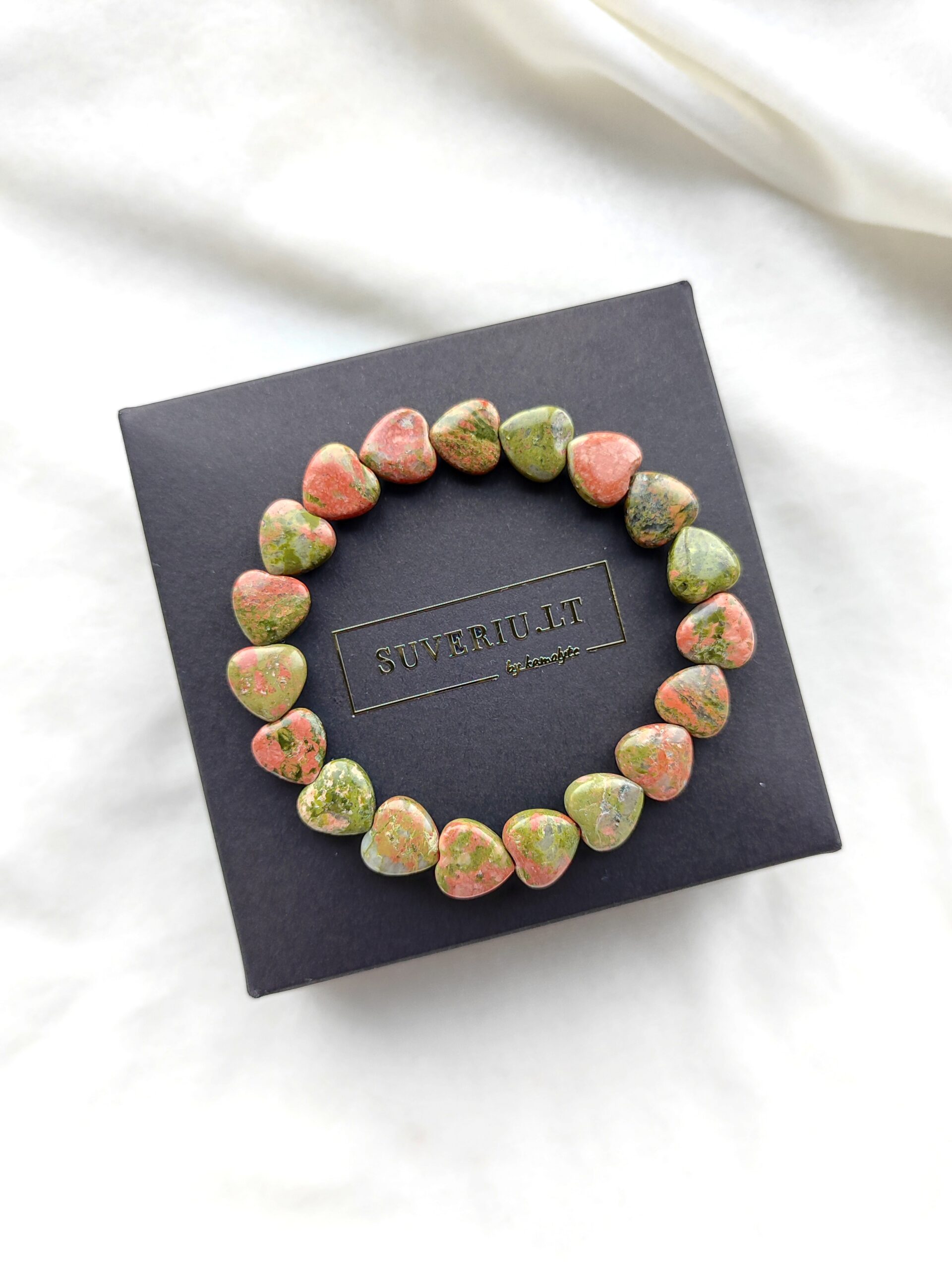 Natūralaus unakito širdelių apyrankė