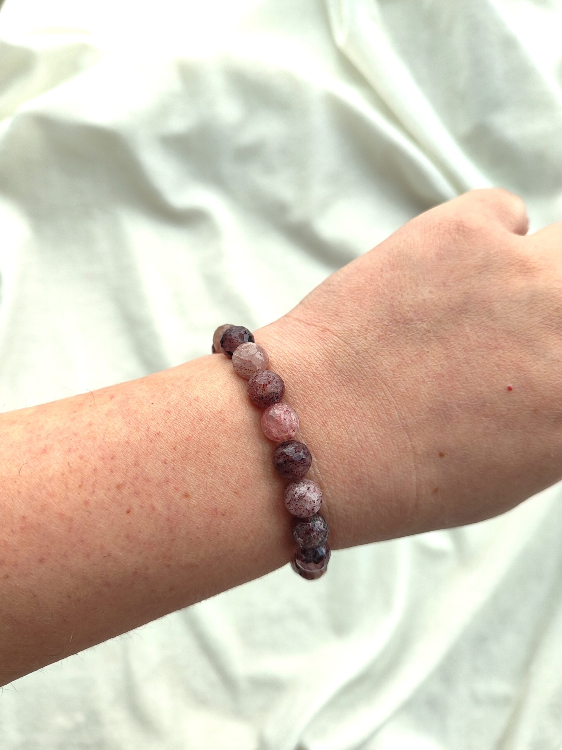 Braškinio kvarco apyrankė