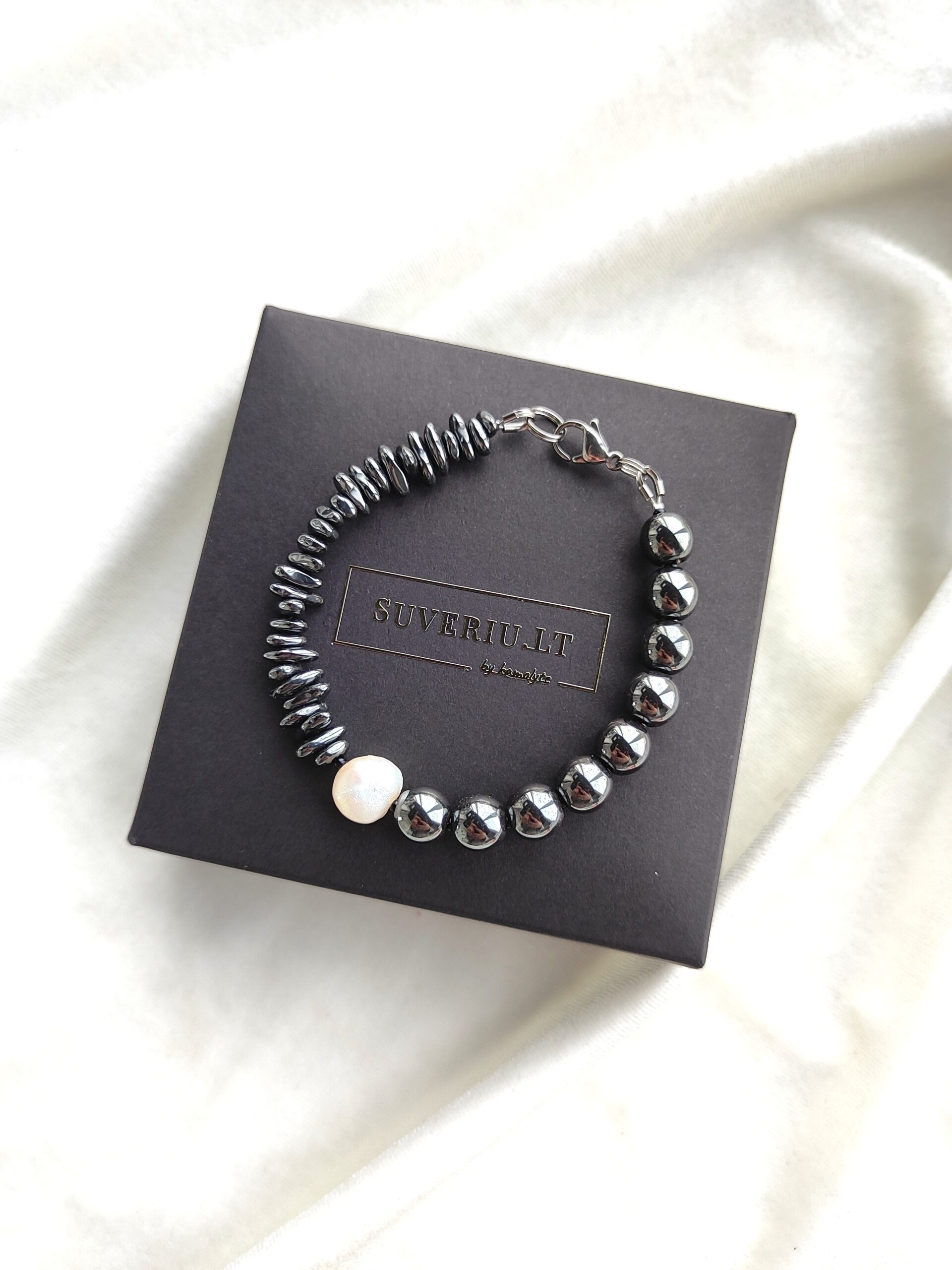 Hematito apyrankė su upinio perlo akcentu