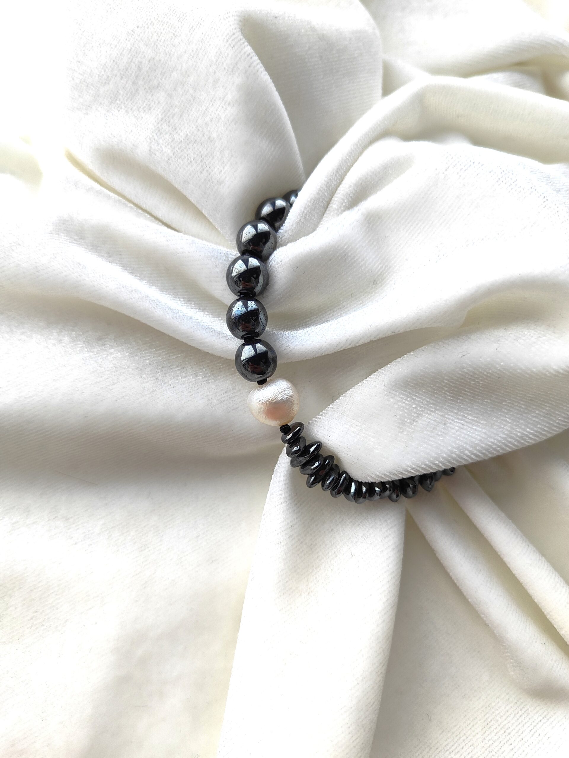 Hematito apyrankė su upinio perlo akcentu