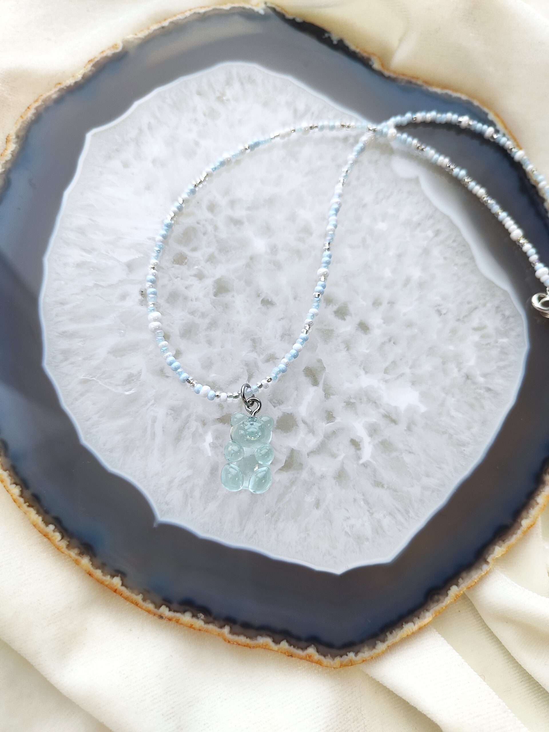 Vaikiškas, čekiško stiklo vėrinys su meškiuko pakabuku