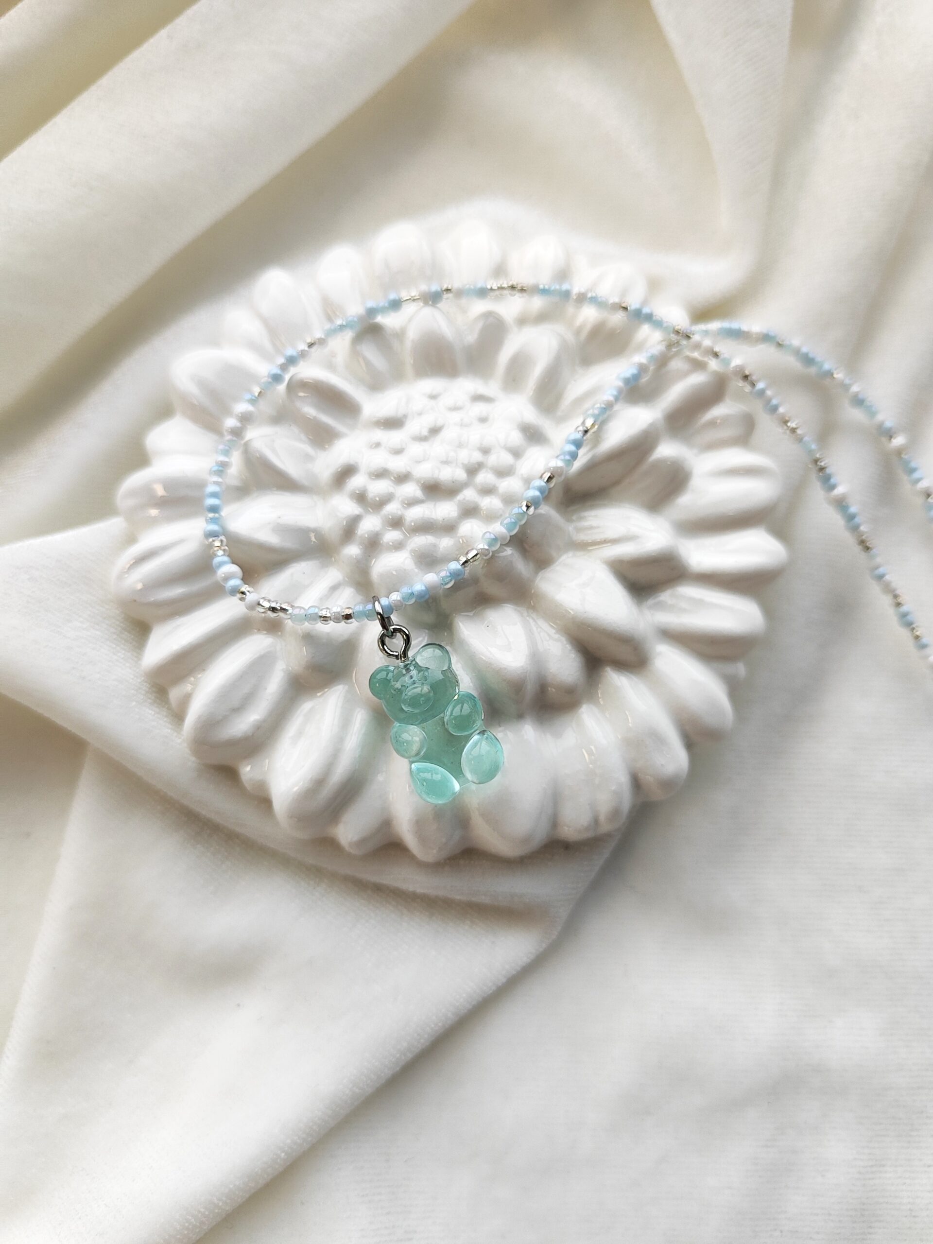 Vaikiškas, čekiško stiklo vėrinys su meškiuko pakabuku