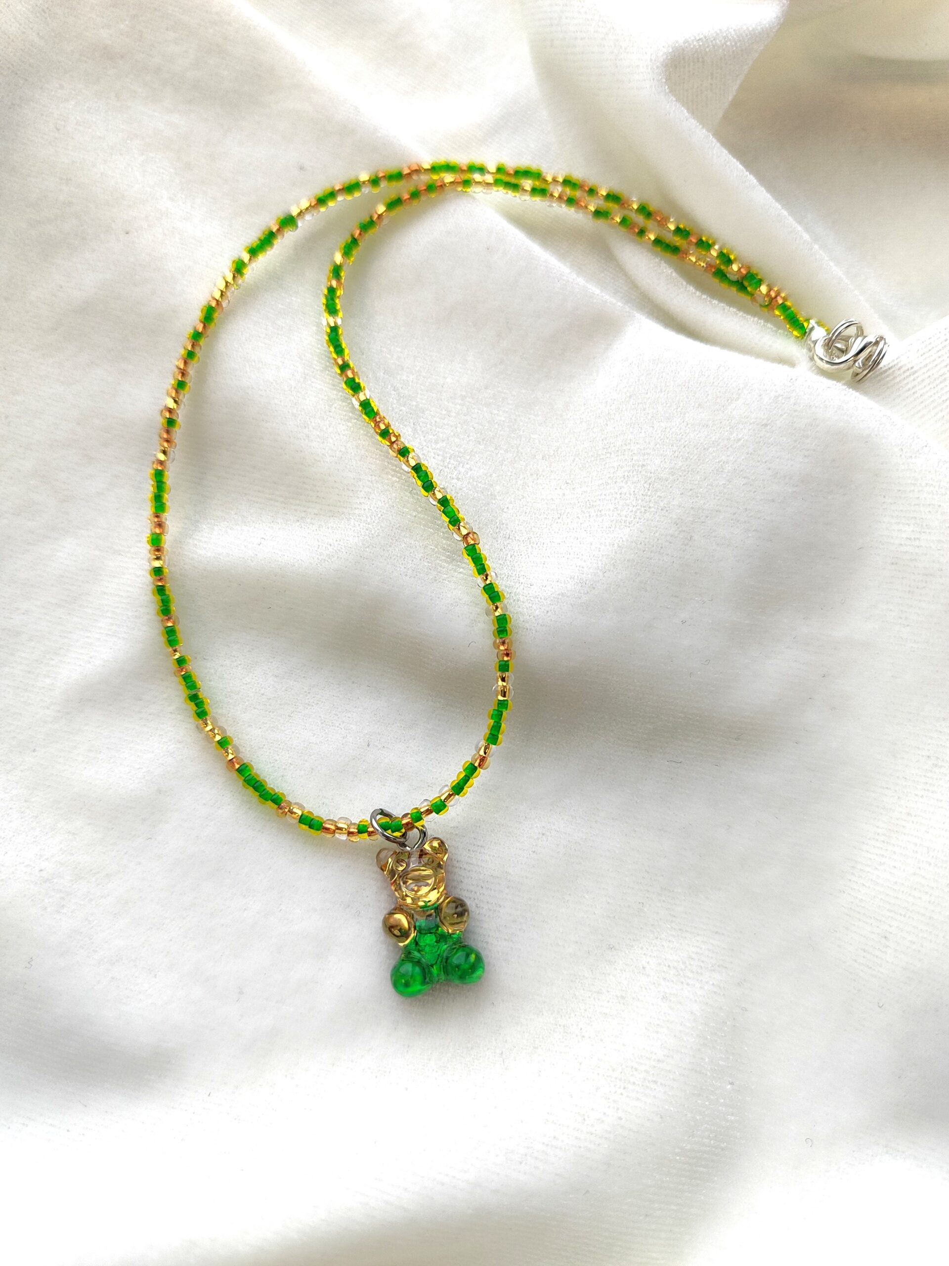 Vaikiškas, čekiško stiklo vėrinys su meškiuko pakabuku