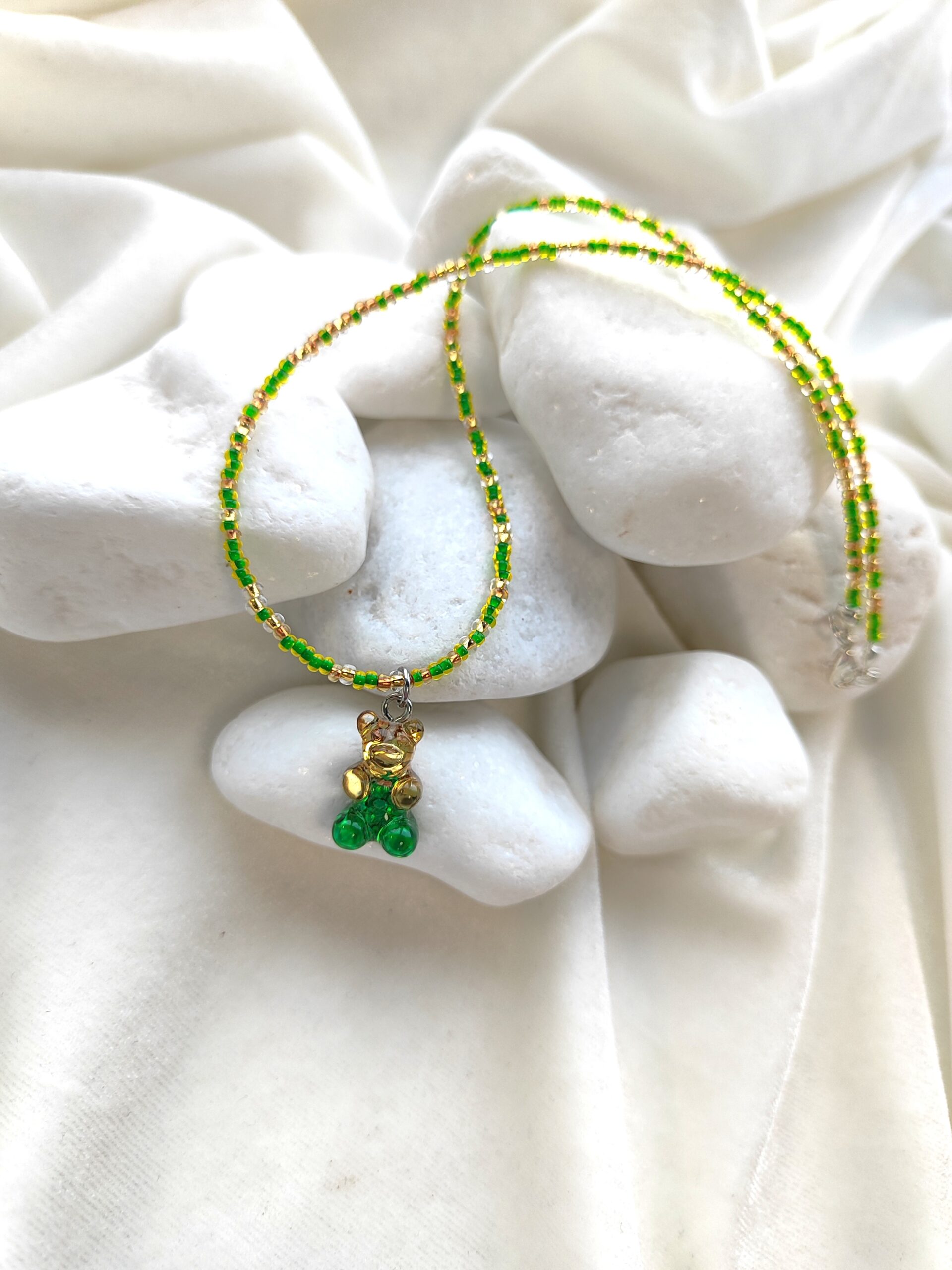 Vaikiškas, čekiško stiklo vėrinys su meškiuko pakabuku