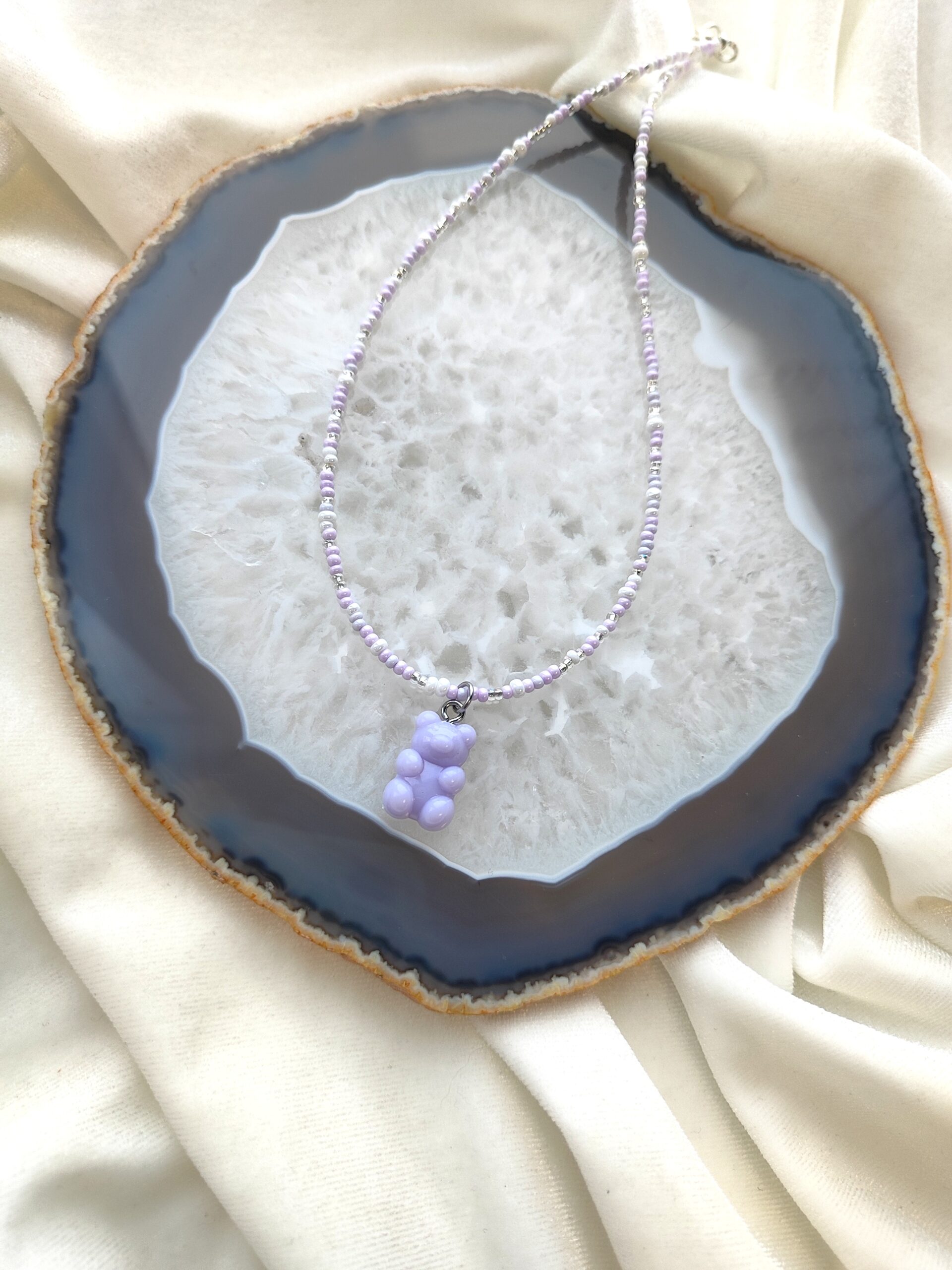 Vaikiškas, čekiško stiklo vėrinys su meškiuko pakabuku