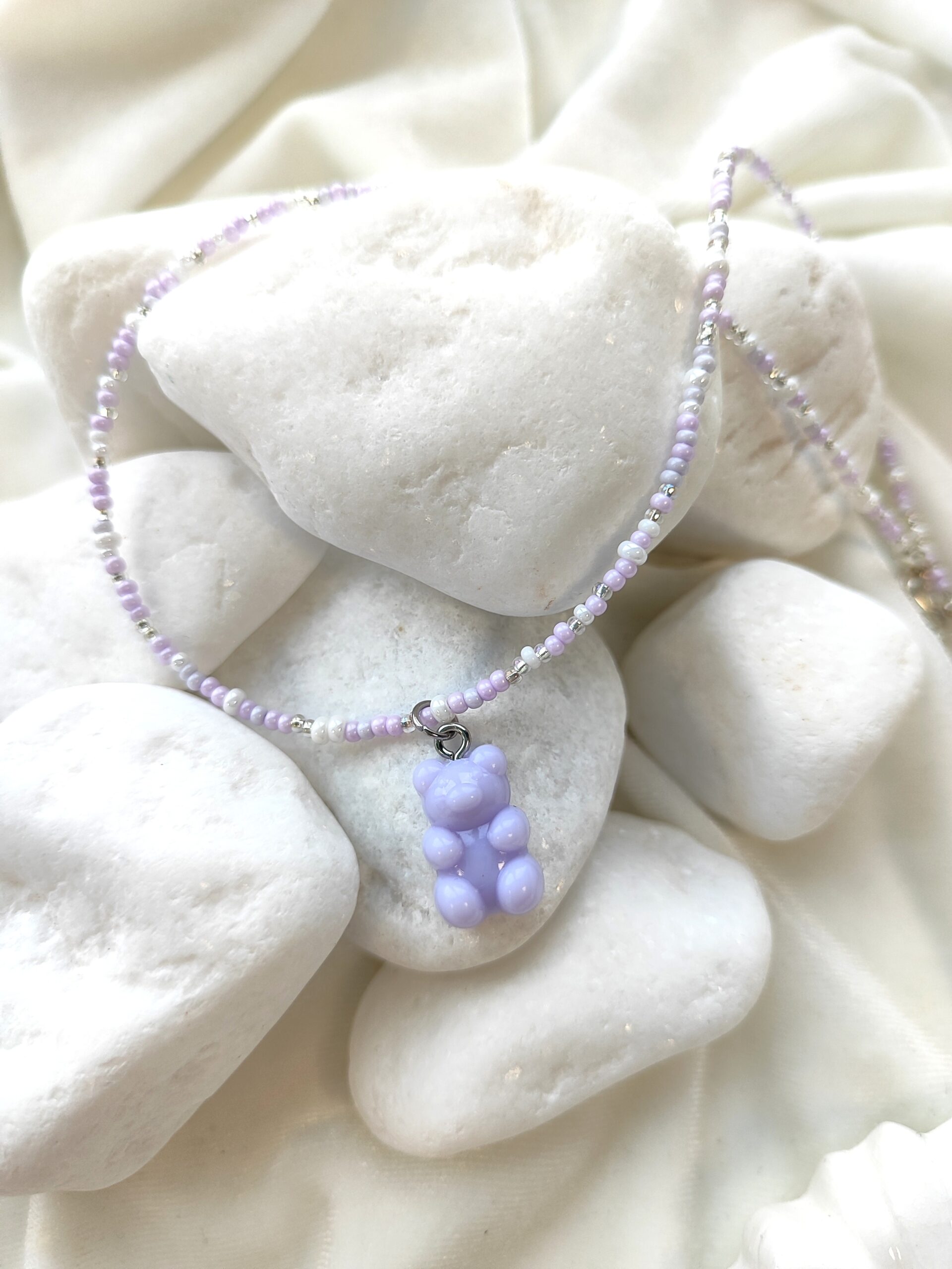 Vaikiškas, čekiško stiklo vėrinys su meškiuko pakabuku