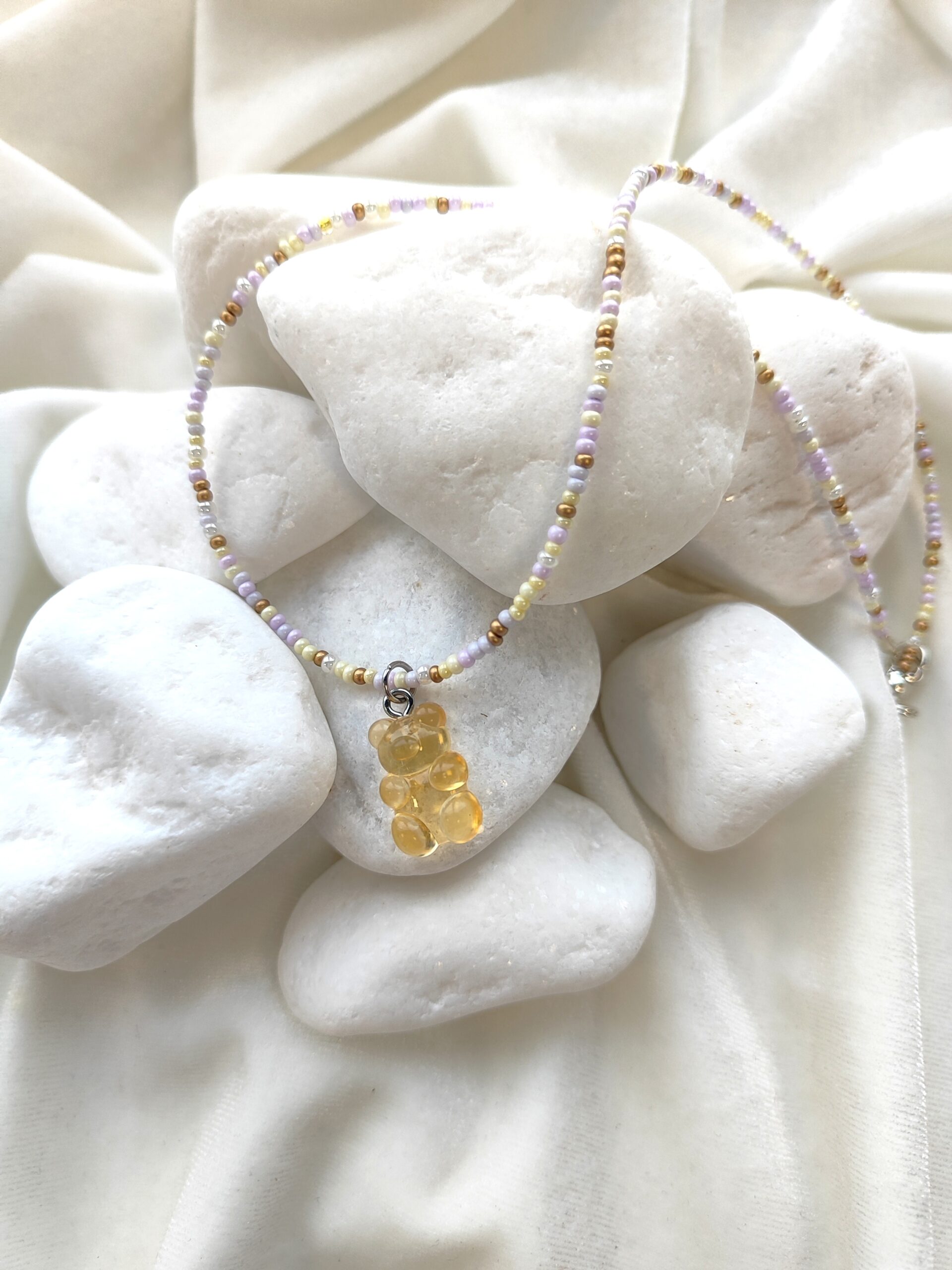 Vaikiškas, čekiško stiklo vėrinys su meškiuko pakabuku