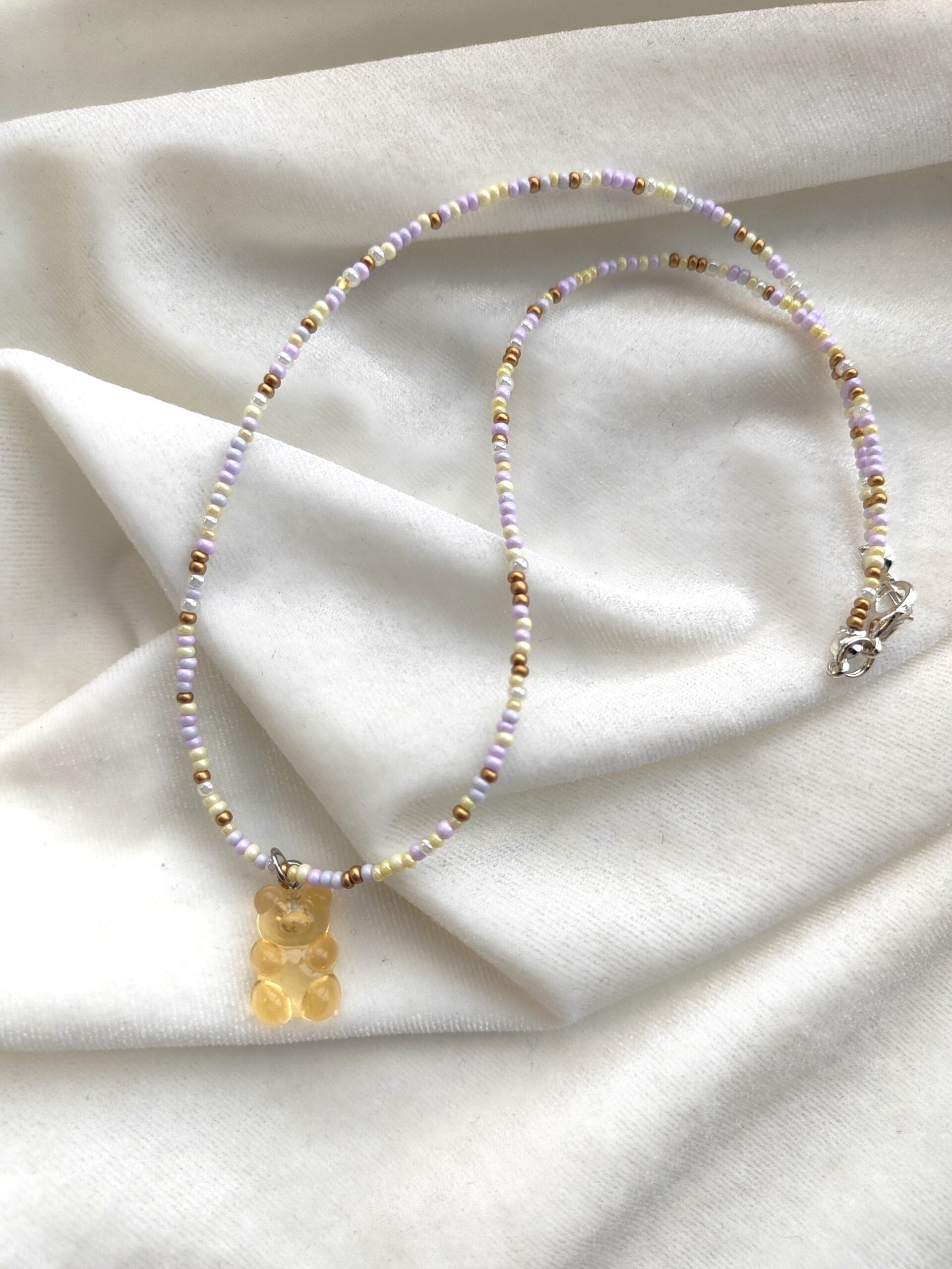 Vaikiškas, čekiško stiklo vėrinys su meškiuko pakabuku