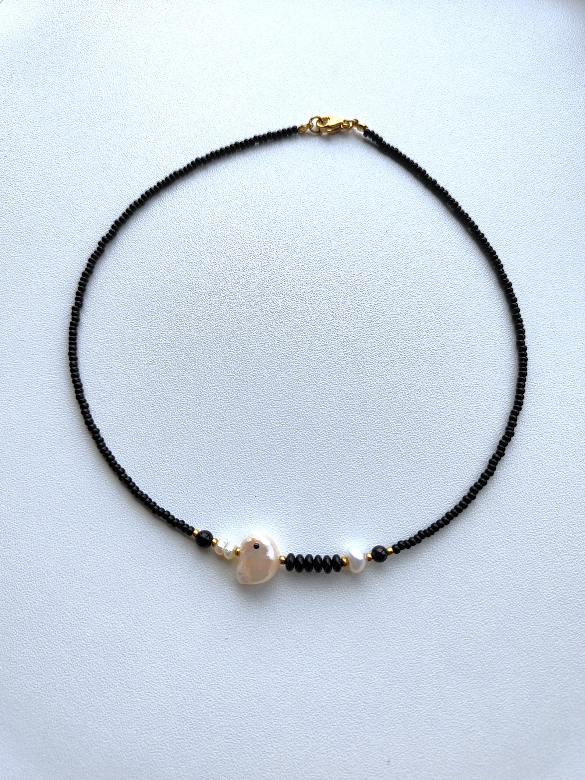 Subtilus juodas kaklo papuošalas