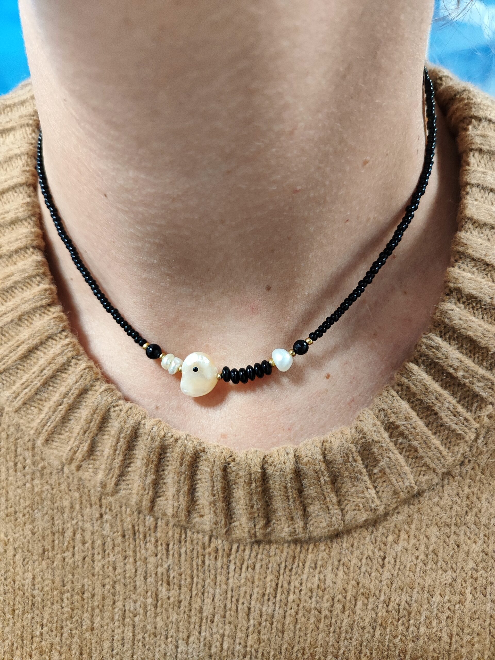 Subtilus juodas kaklo papuošalas