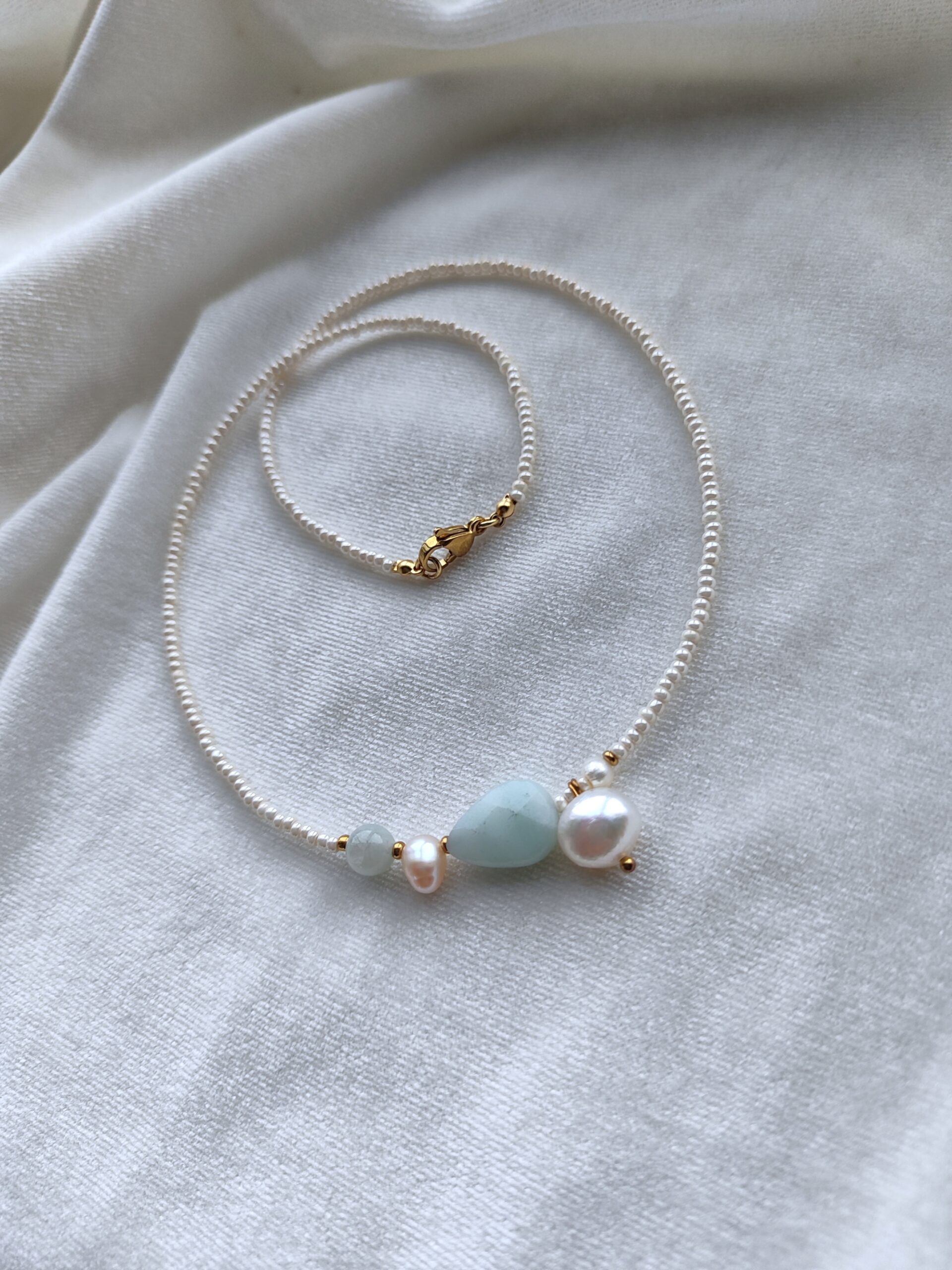 Šviesus kaklo papuošalas