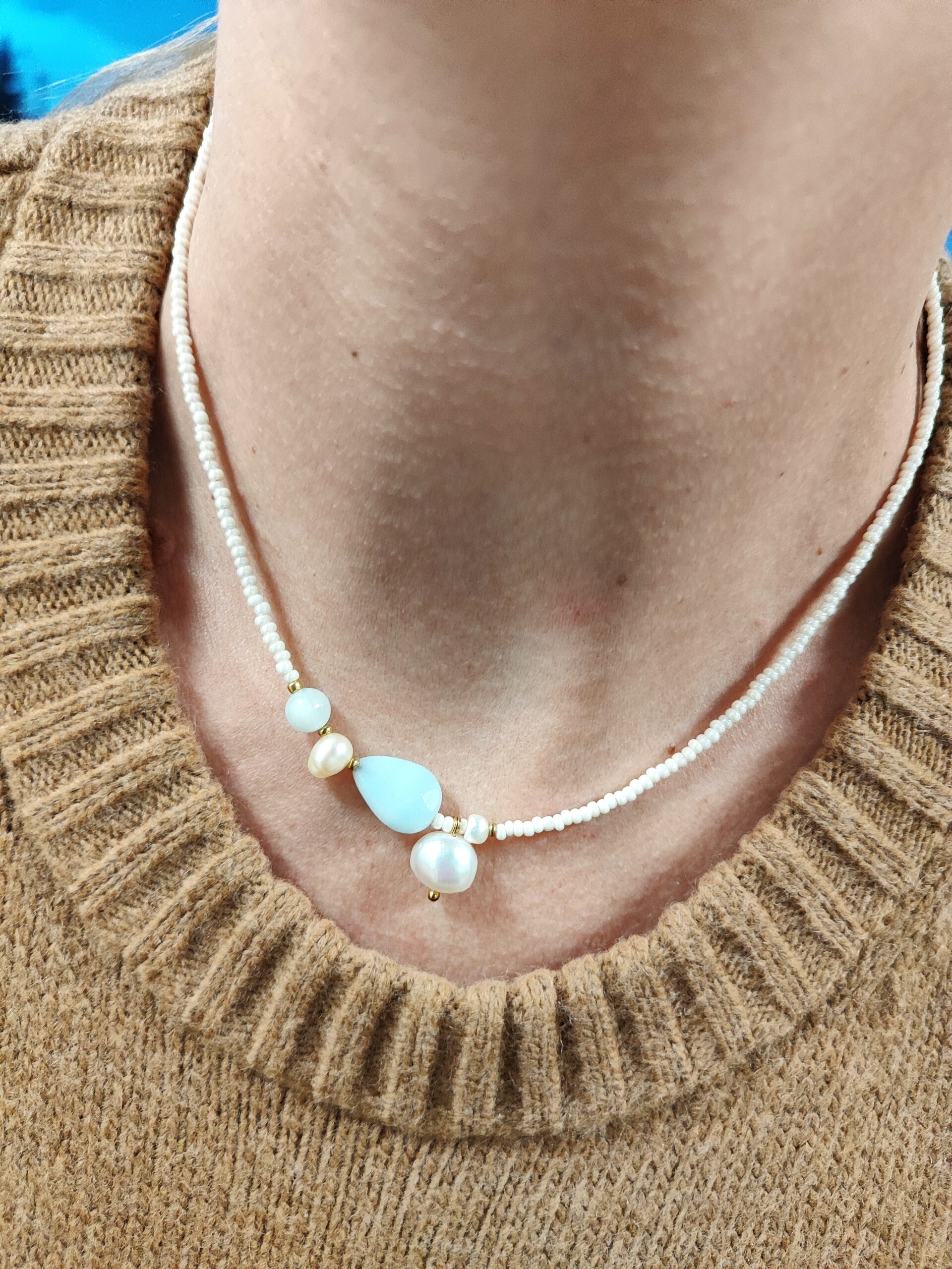 Šviesus kaklo papuošalas