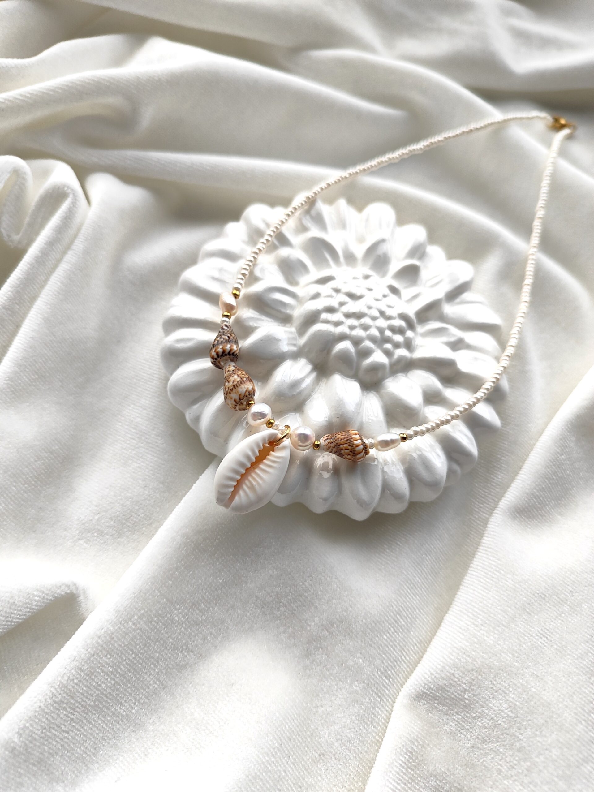 Kaklo papuošalas su kriauklėmis