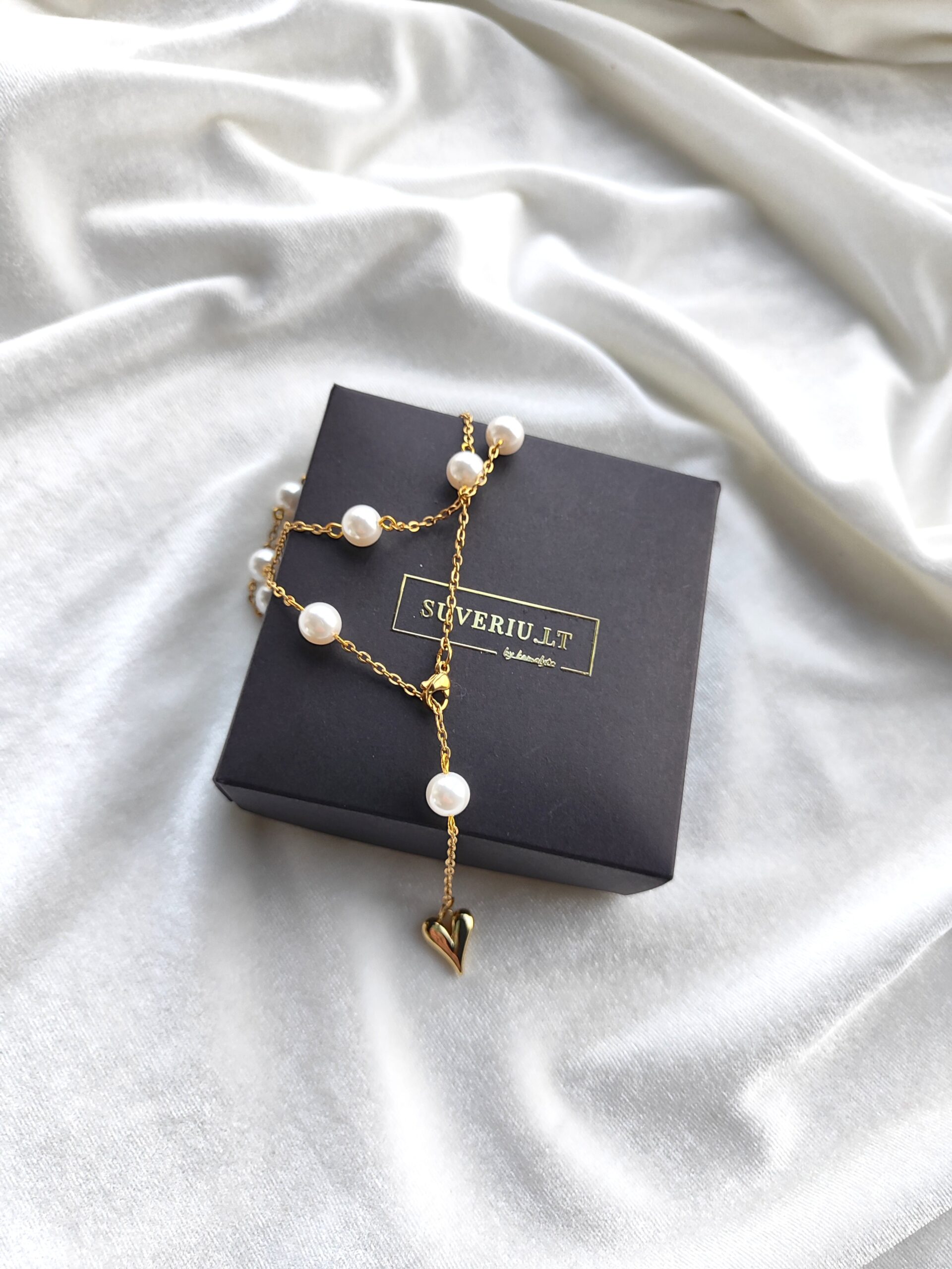 Perlų masės ir grandinėlės vėrinys