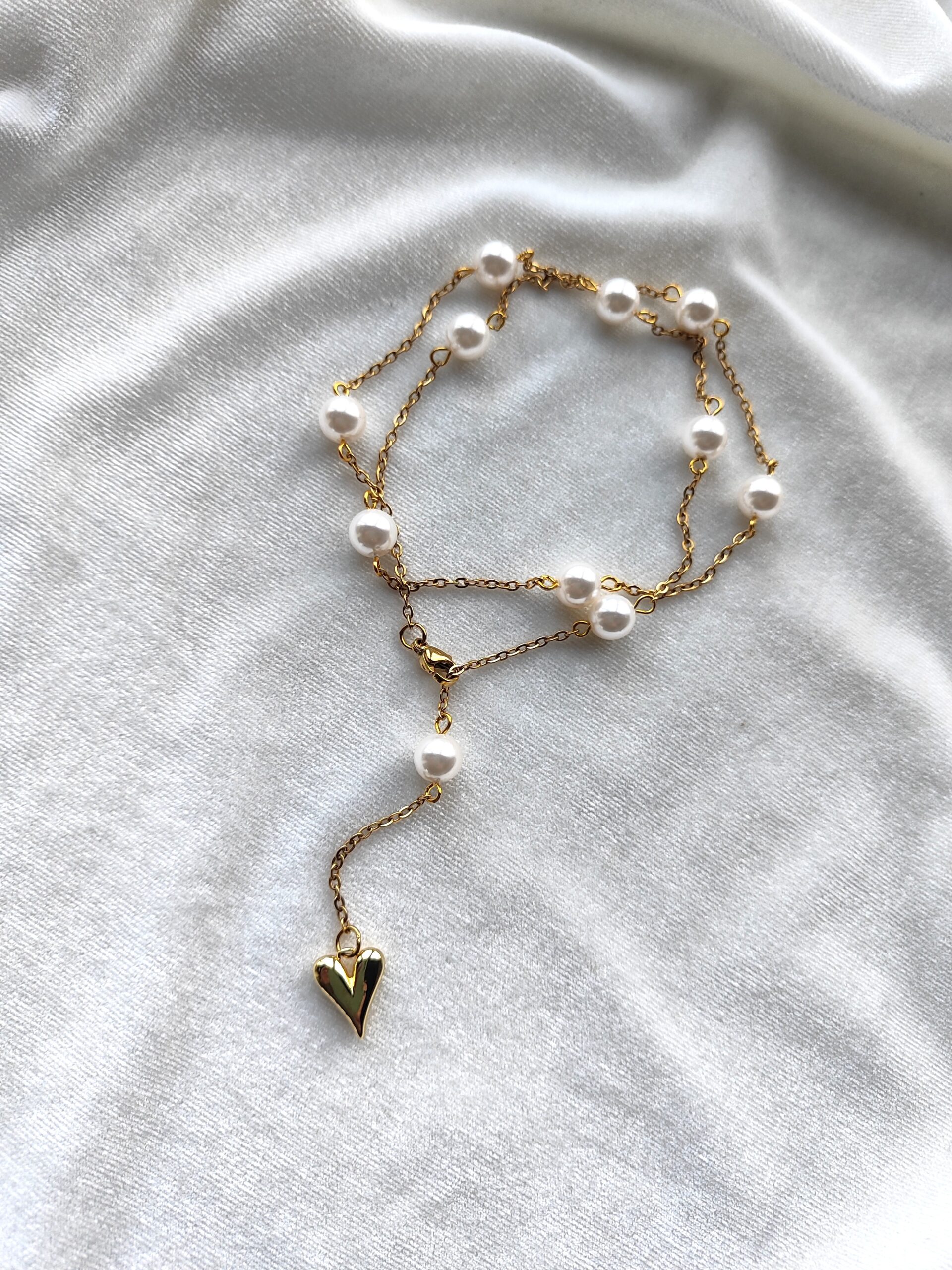 Perlų masės ir grandinėlės vėrinys