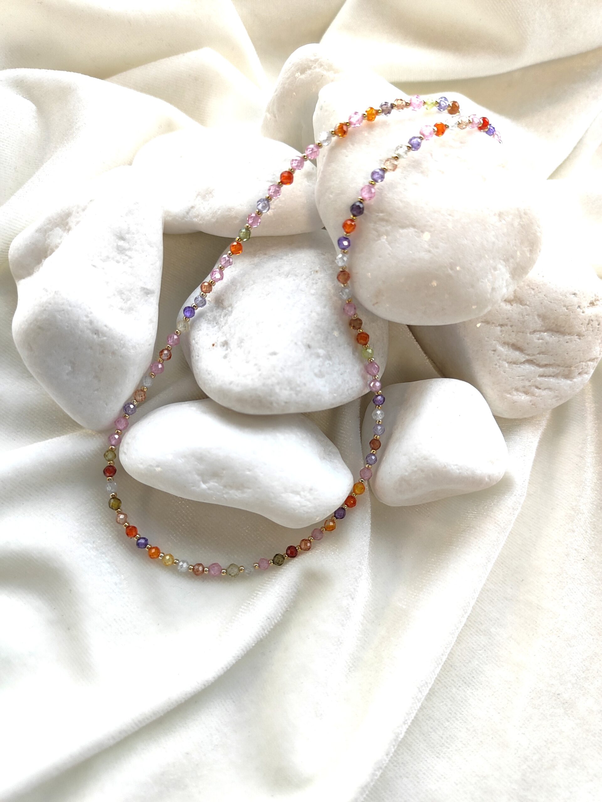 Spalvoto cirkonio vėrinys