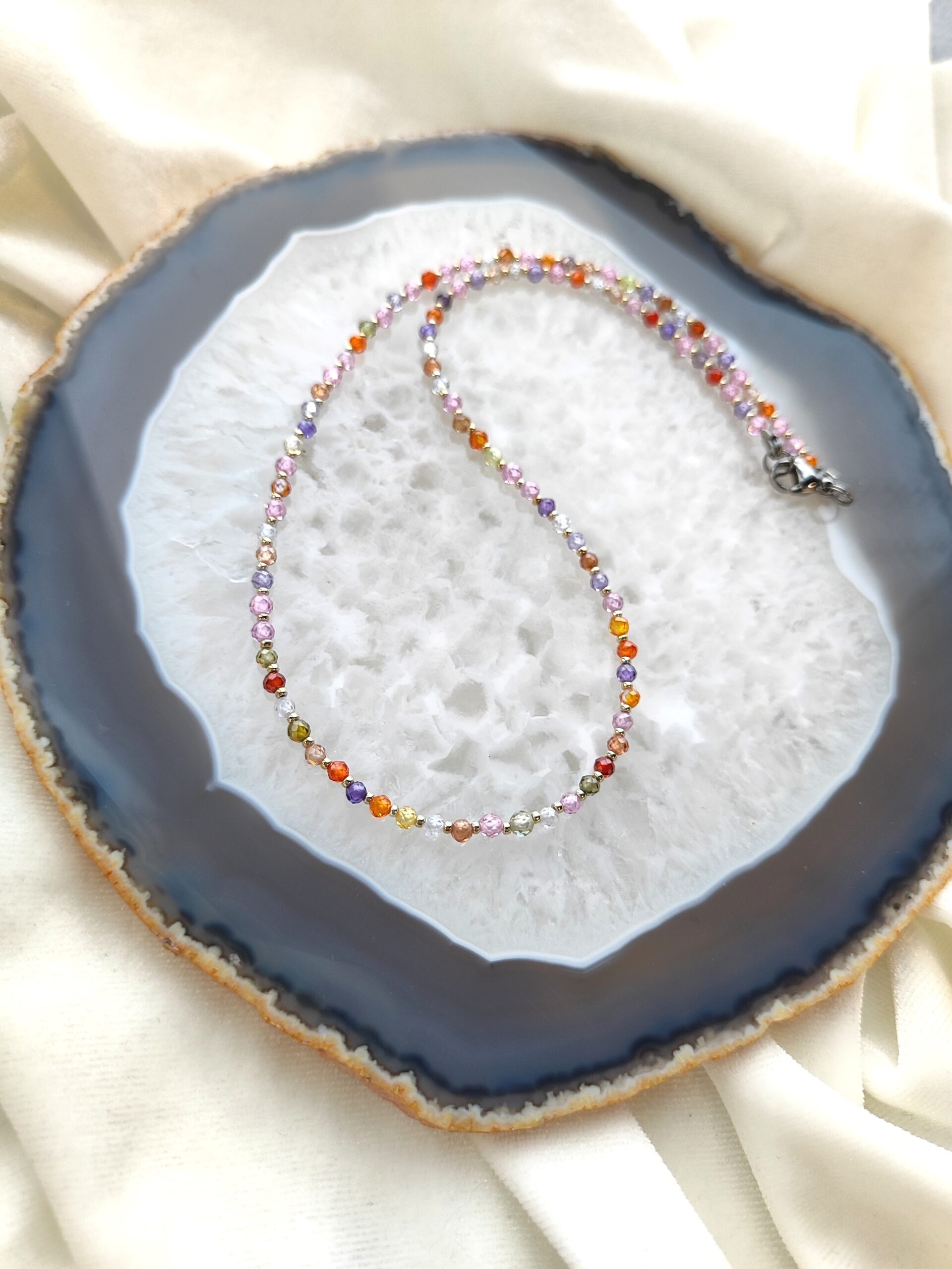 Spalvoto cirkonio vėrinys