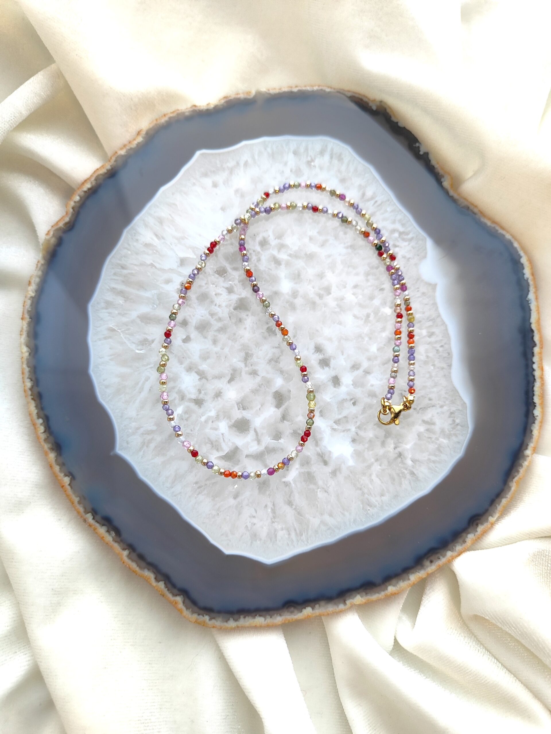 Smulkus spalvoto cirkonio vėrinys