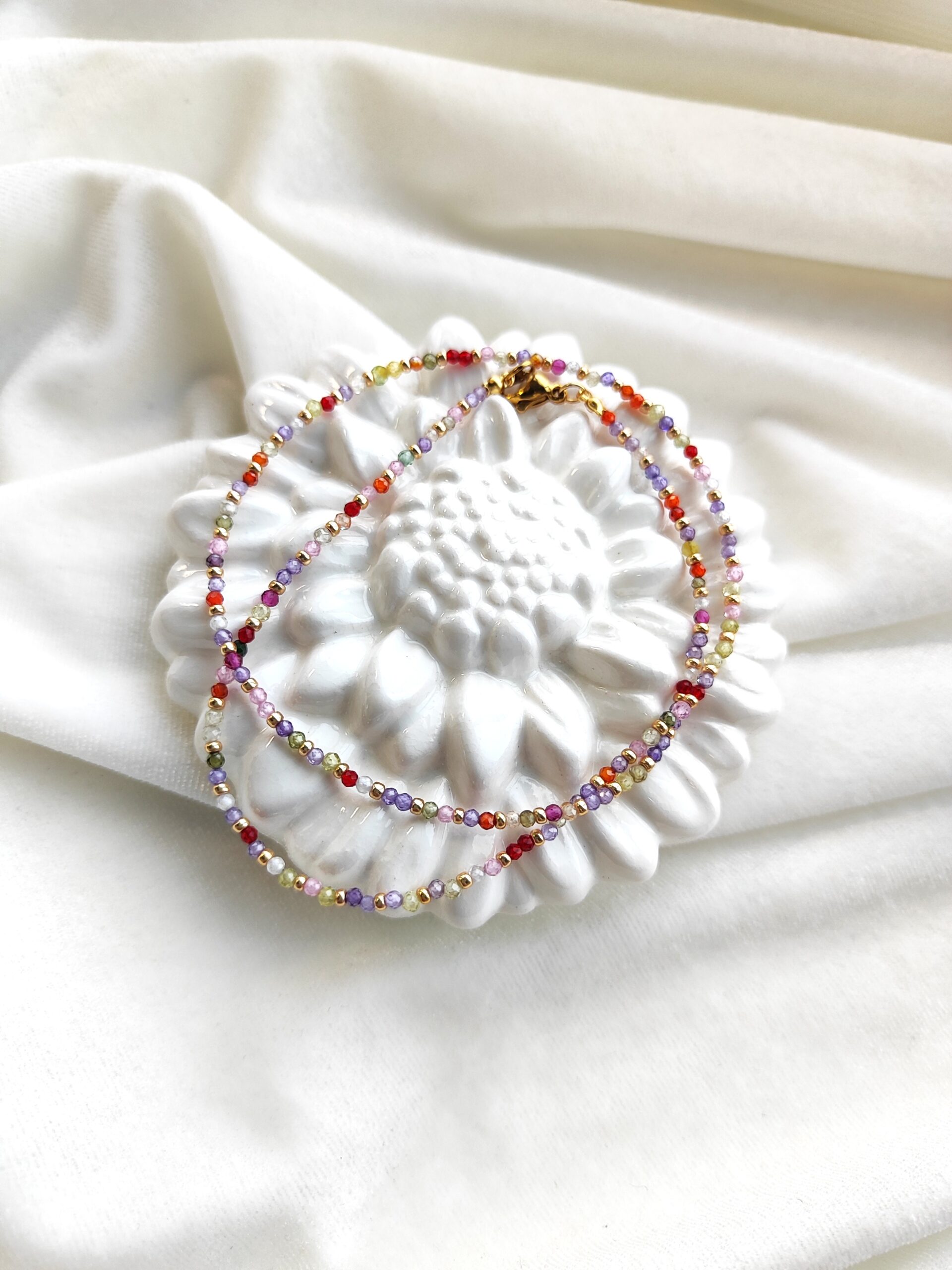 Smulkus spalvoto cirkonio vėrinys