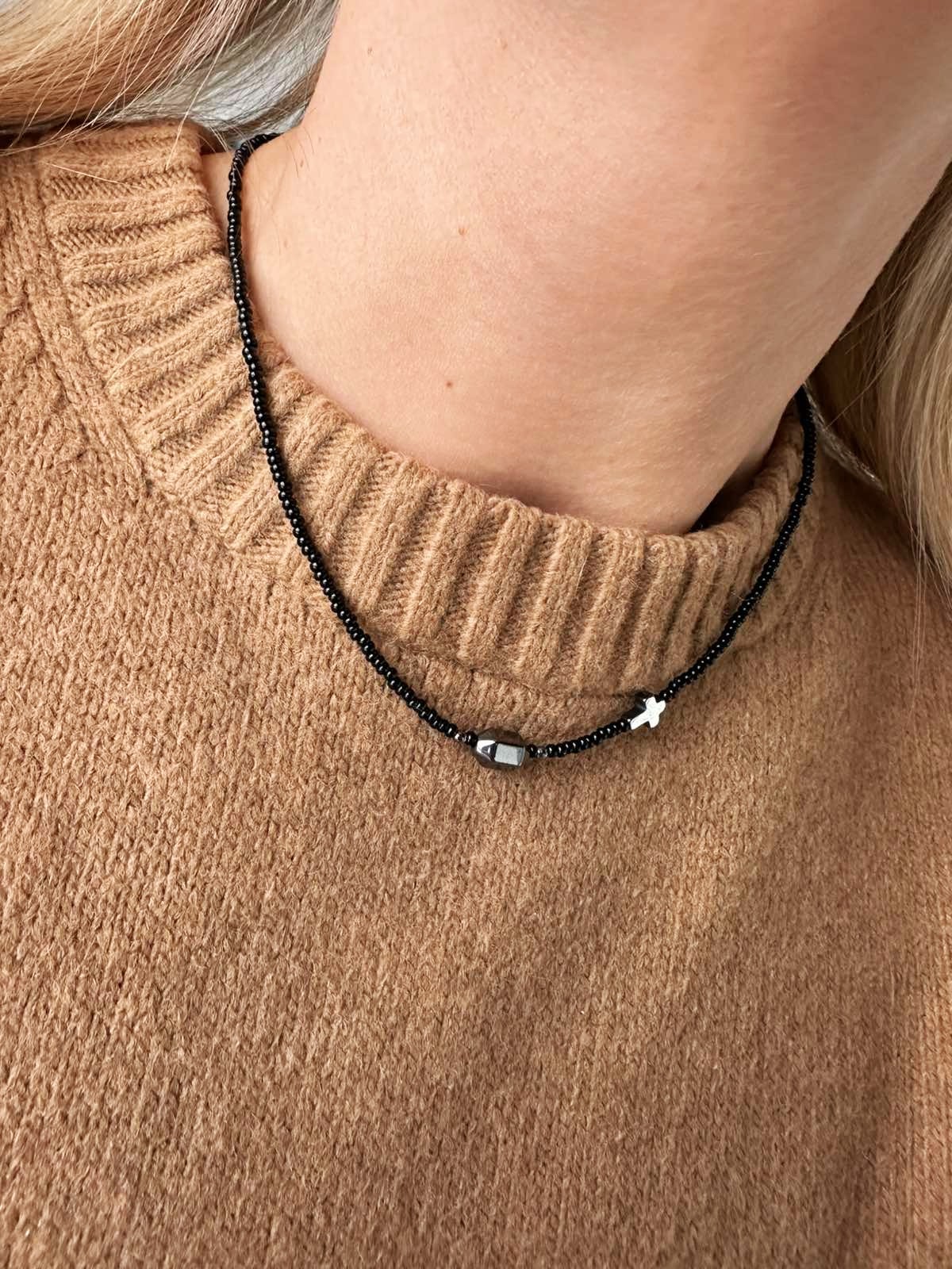 Smulkus juodos spalvos vėrinys su hematito akcentais