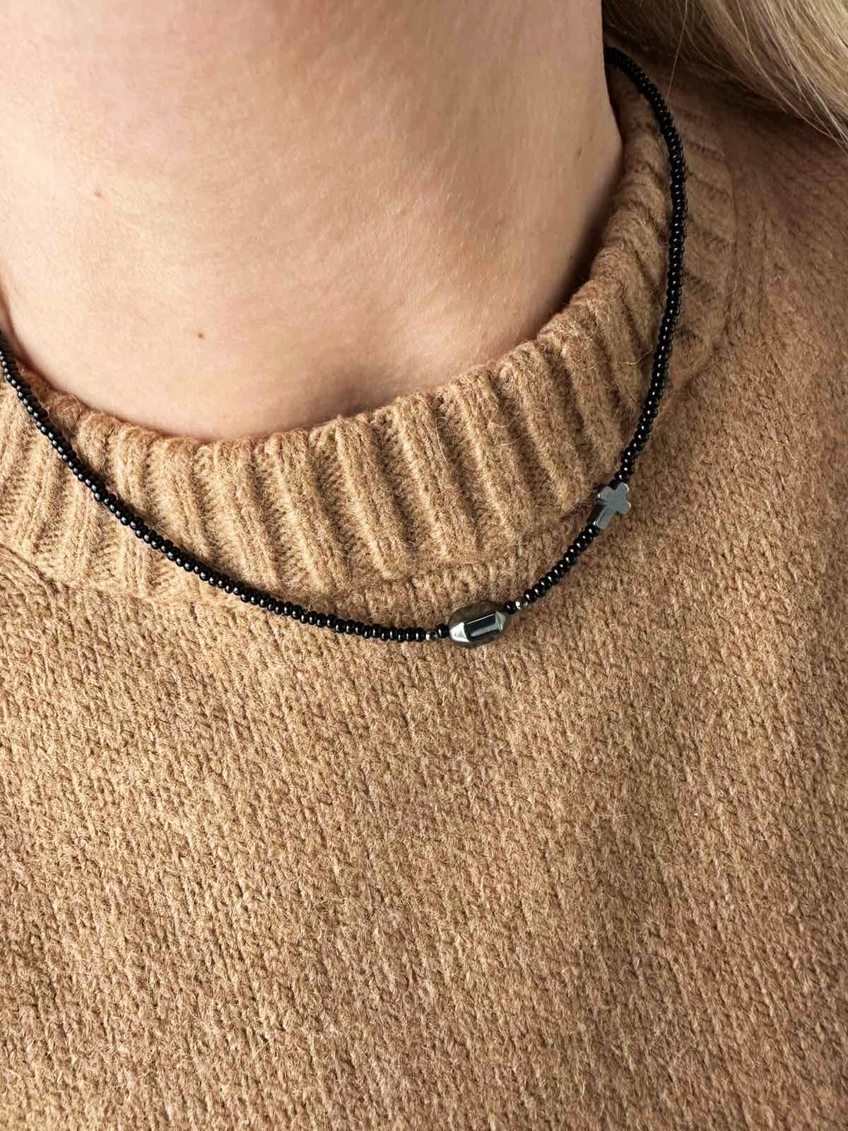 Smulkus juodos spalvos vėrinys su hematito akcentais