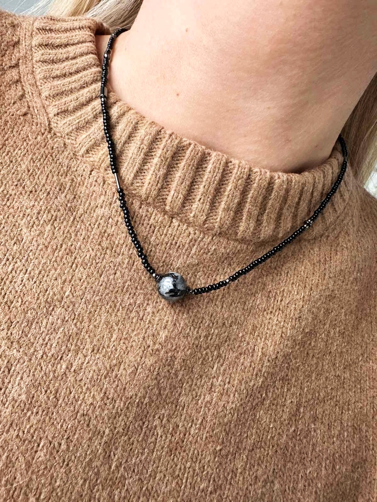 Smulkus juodos spalvos čekiško stiklo vėrinys su hematito akcentais