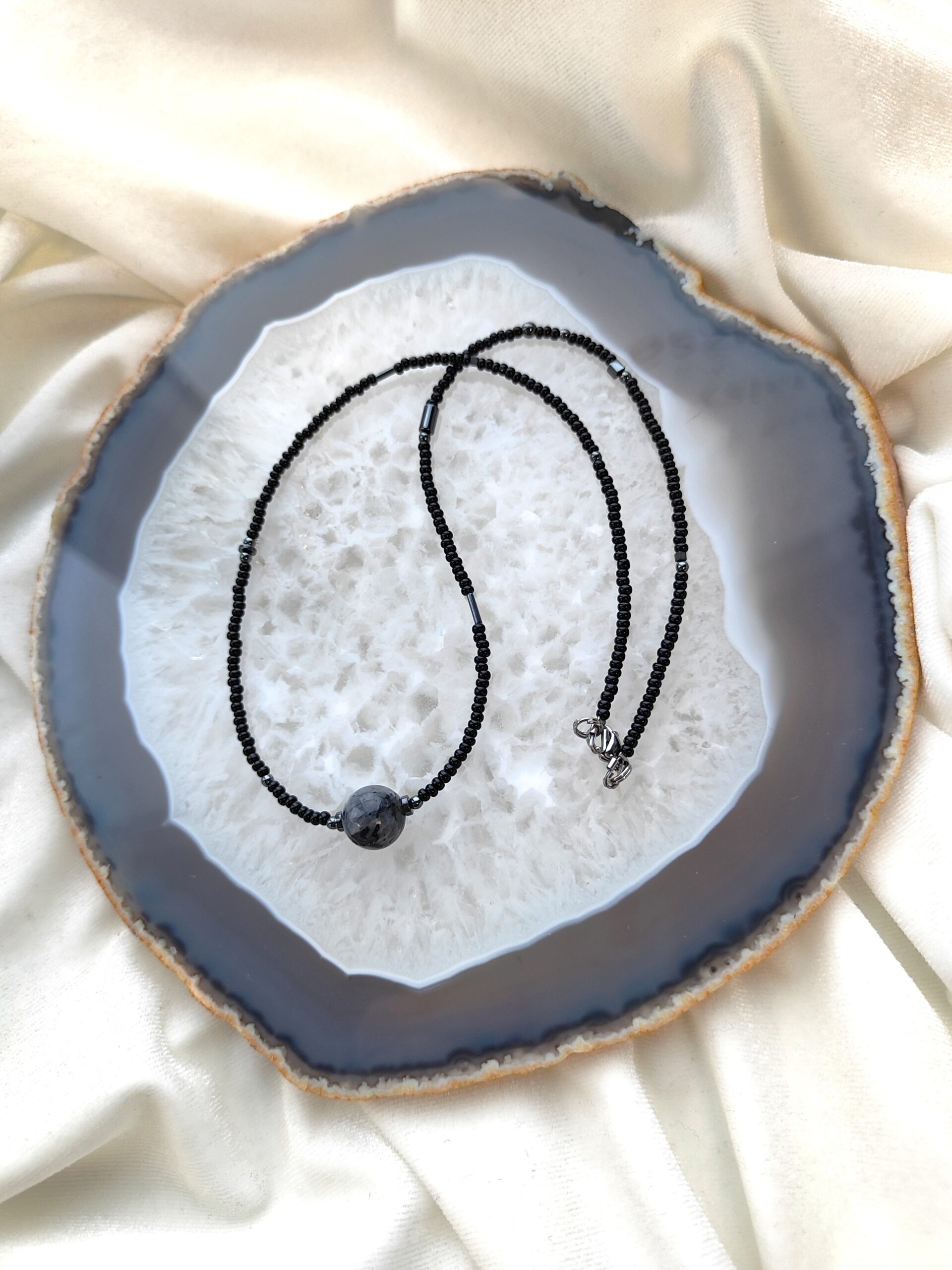 Smulkus juodos spalvos čekiško stiklo vėrinys su hematito akcentais