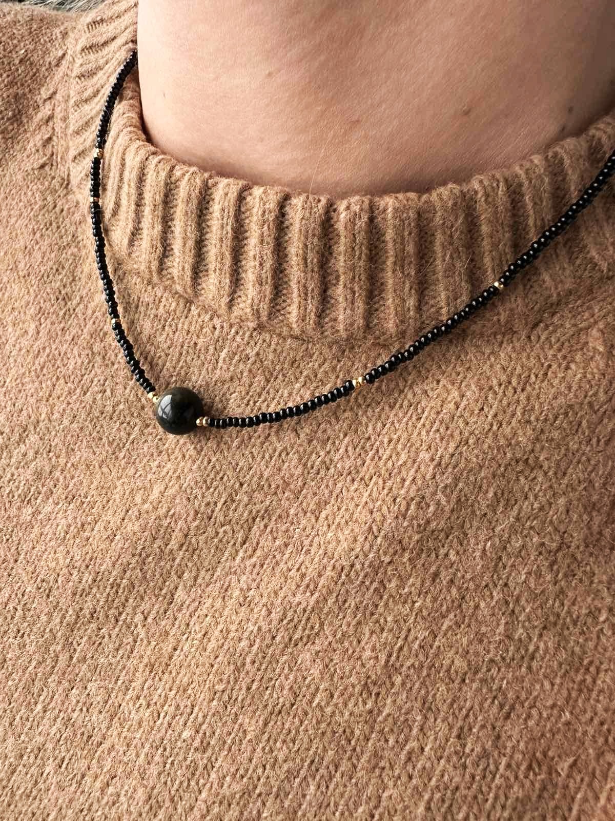 Smulkus juodos spalvos čekiško stiklo vėrinys su auksiniu obsidianu