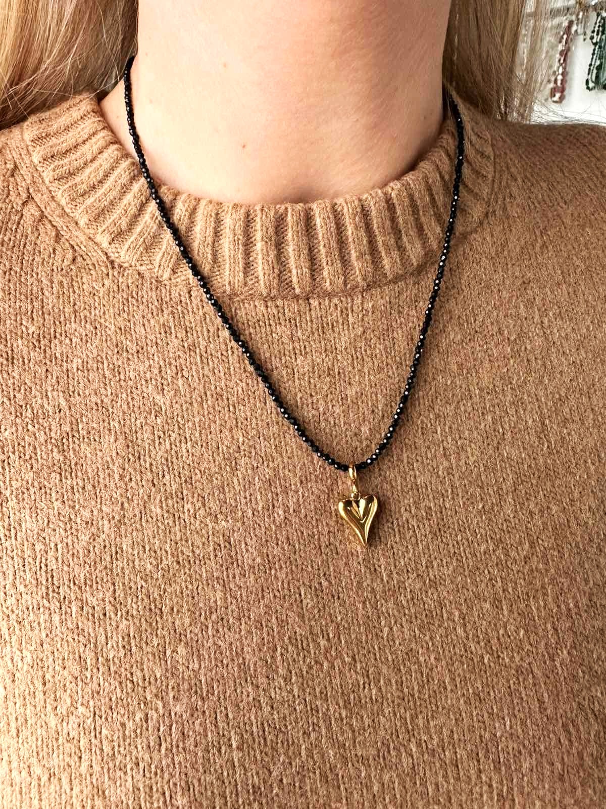 Špinelio vėrinys su širdelės pakabuku