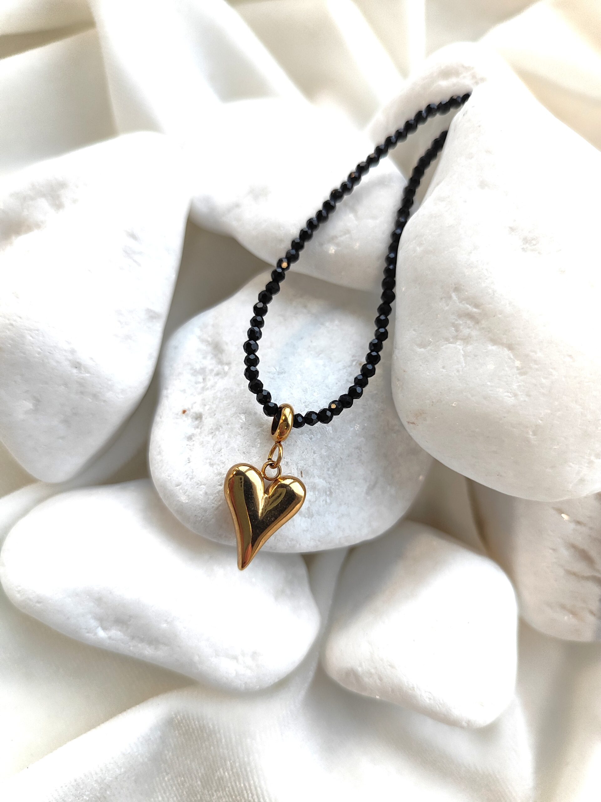 Špinelio vėrinys su širdelės pakabuku