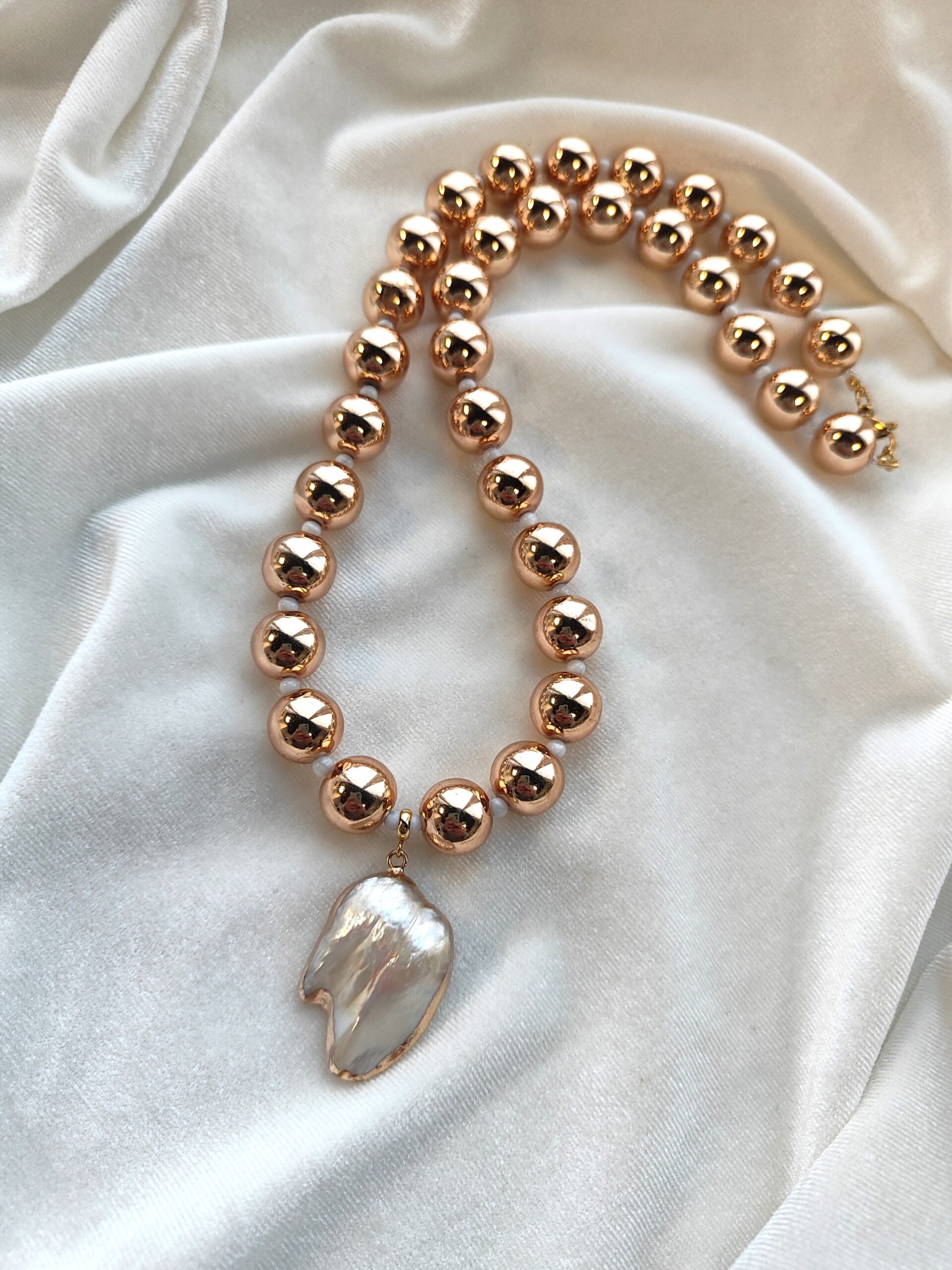 Rausvo aukso spalvos hematito vėrinys