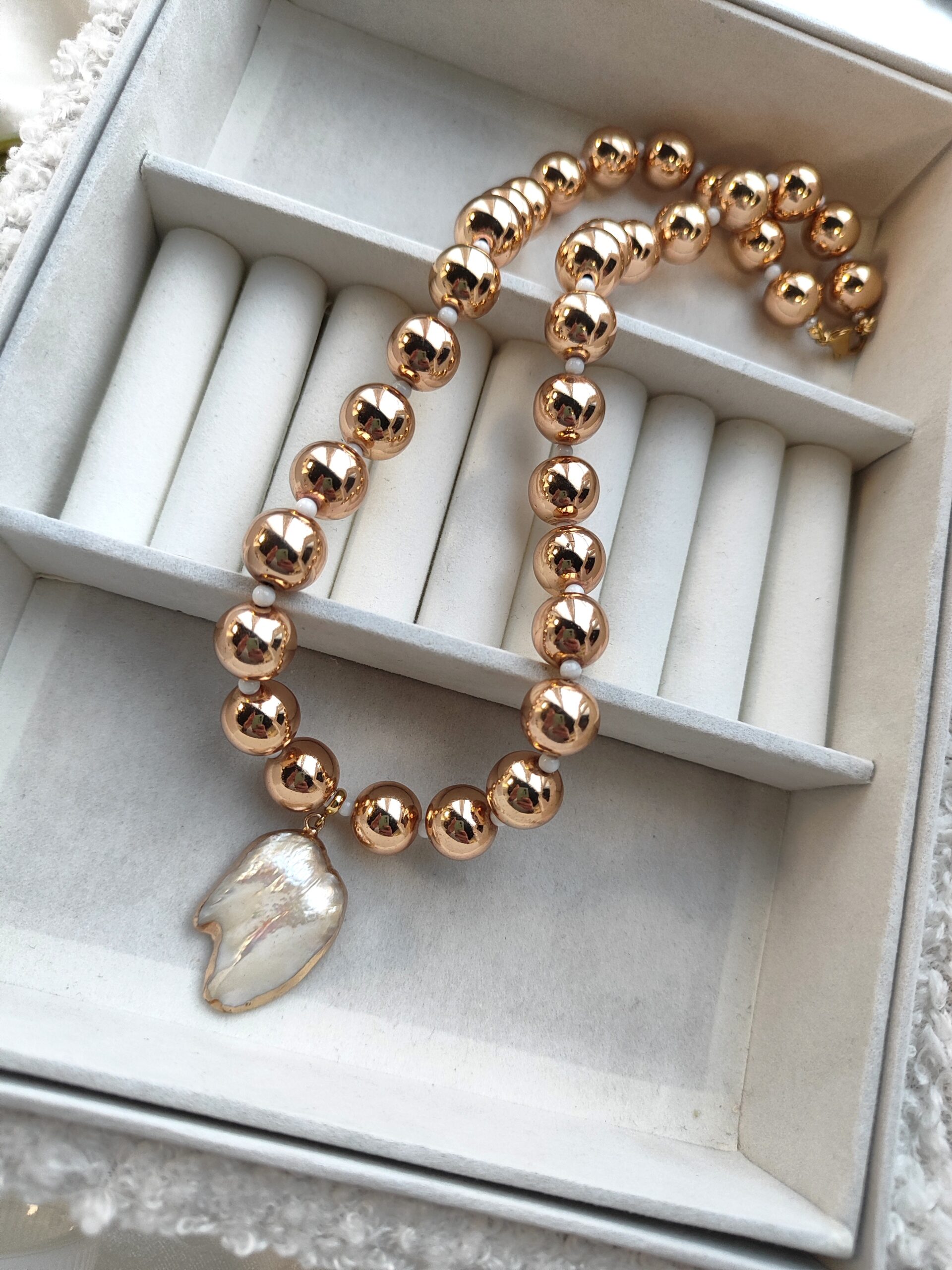 Rausvo aukso spalvos hematito vėrinys