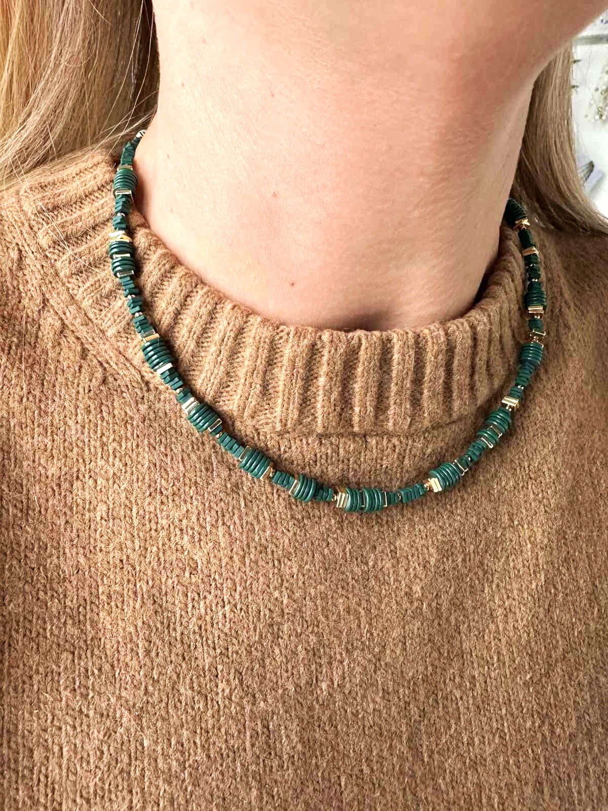 Smaragdinės spalvos hematito vėrinys